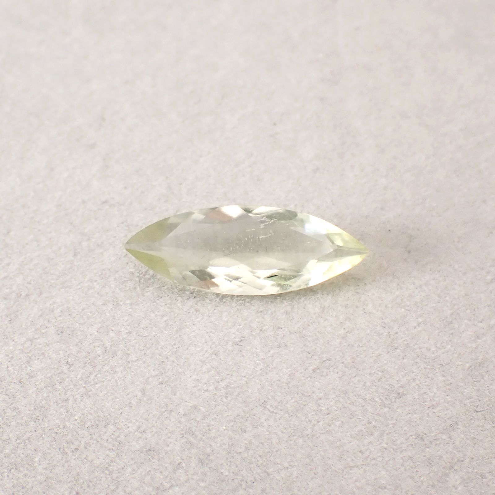 リビアングラス 発見地：エジプト・リビア砂漠 7.72ct / 27.8x10.4mm前後 [251131306]