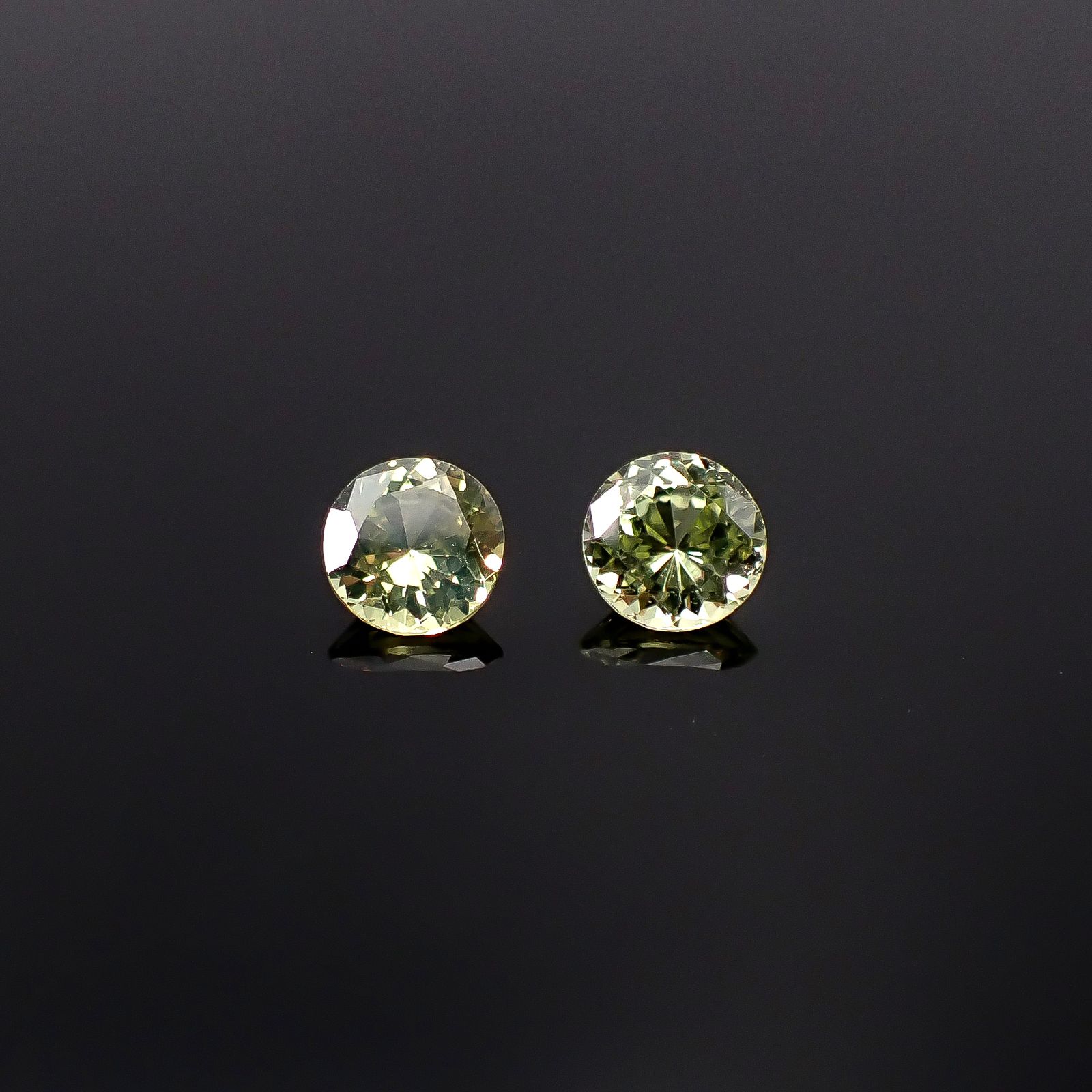 ◇ペアセット◇クリソベリル(宝石名クリソベリル)スリランカ/マダガスカル産 識別済 0.62ct(2pcs合計) / 4.2x4.2mm前後 [260131647]