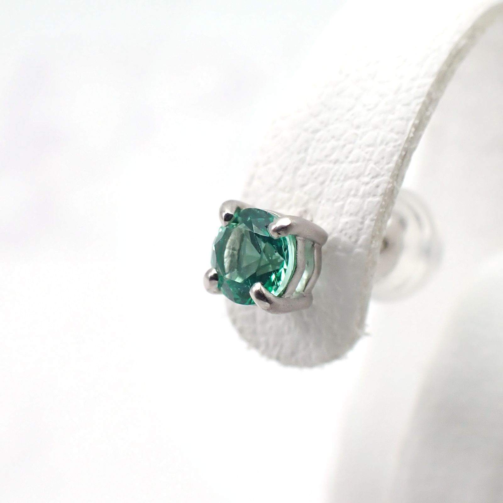 ピアス空枠：石留め▶ノンオイルエメラルド（お客様製作例）