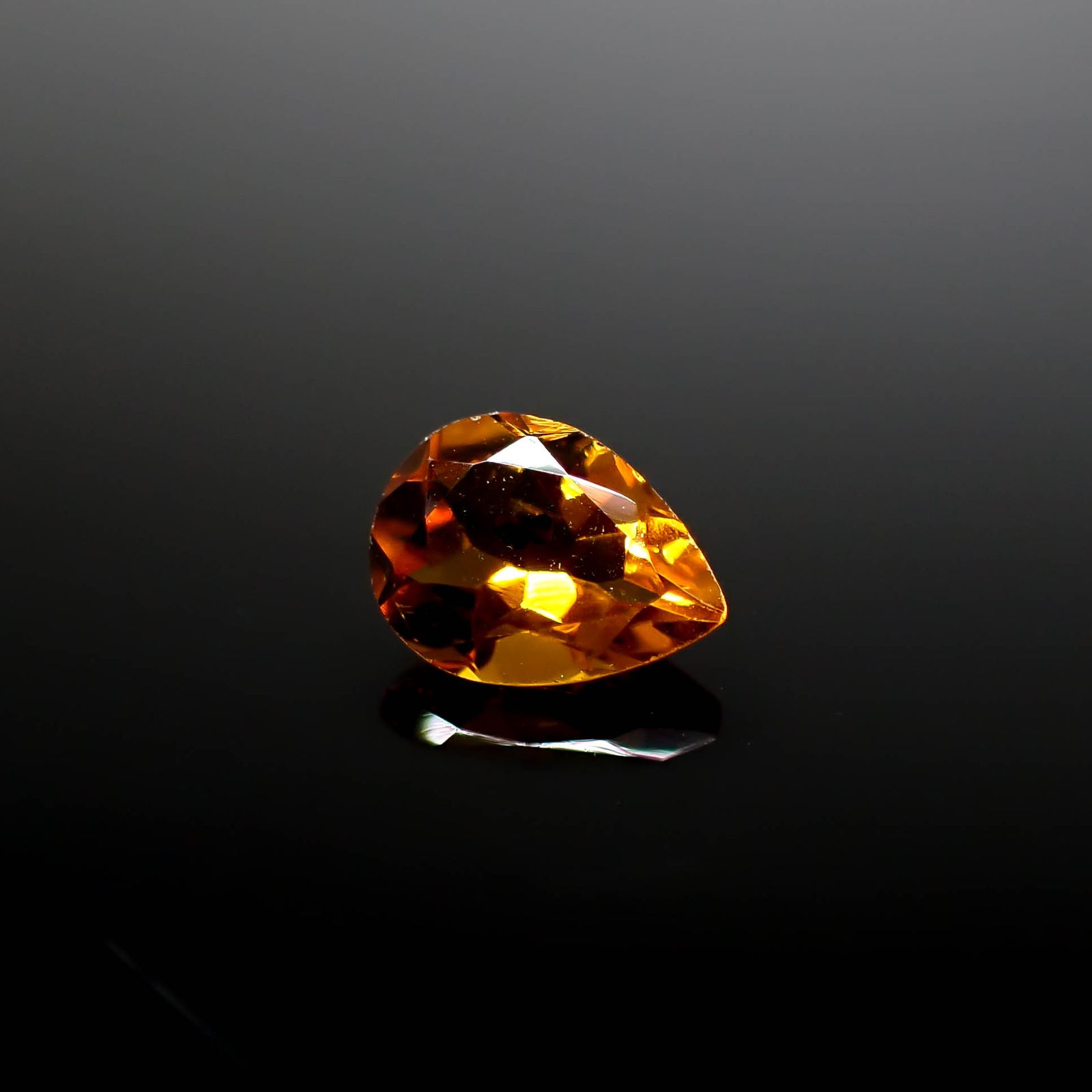 マデイラシトリン ブラジル・ミナスジェライス州産 0.95ct / 8.1x6.1mm前後 [241029249]