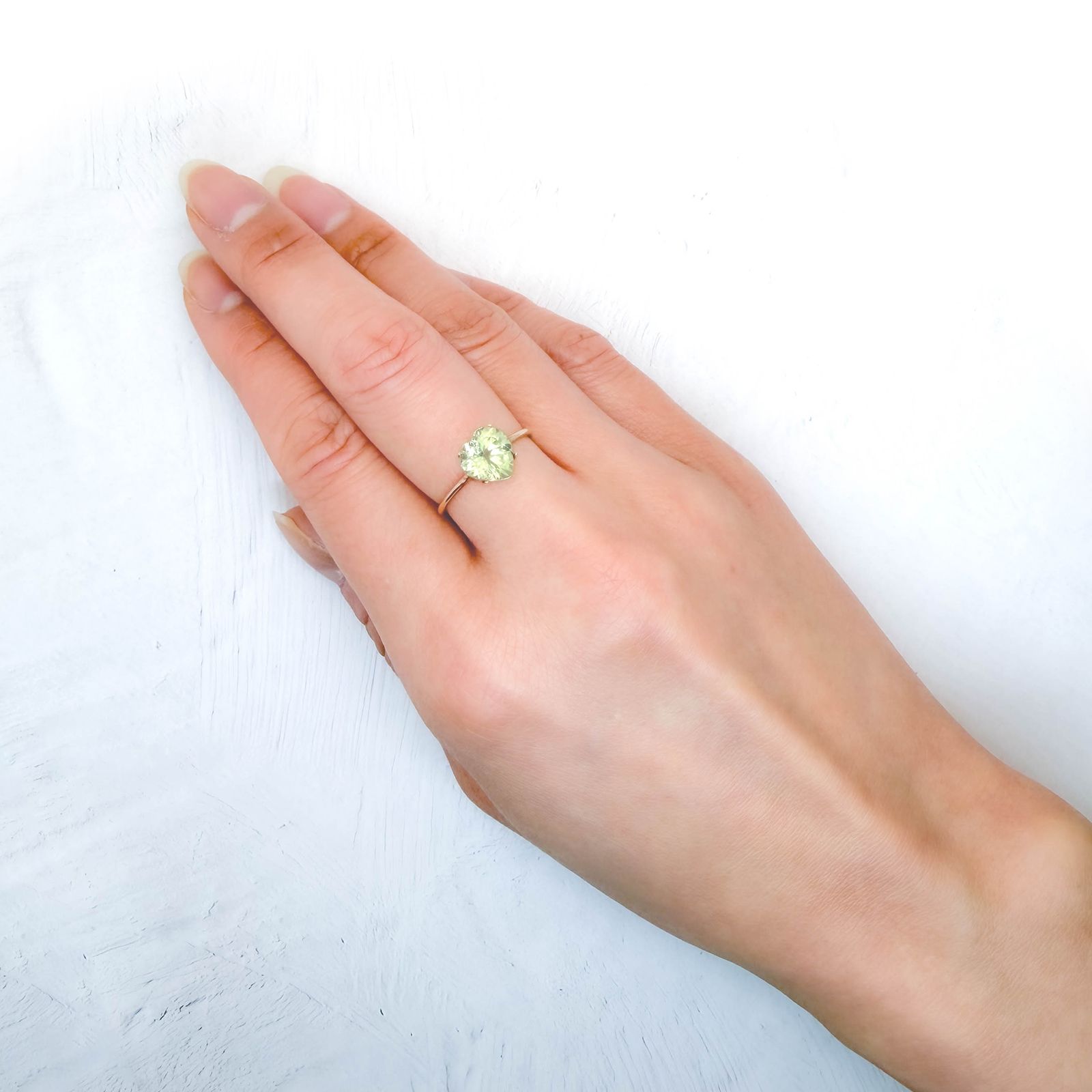 バナジウムクリソベリル(宝石名クリソベリル)マダガスカル産 ソ付(日独) 1.976ct / 8x8mm前後 [260131600]