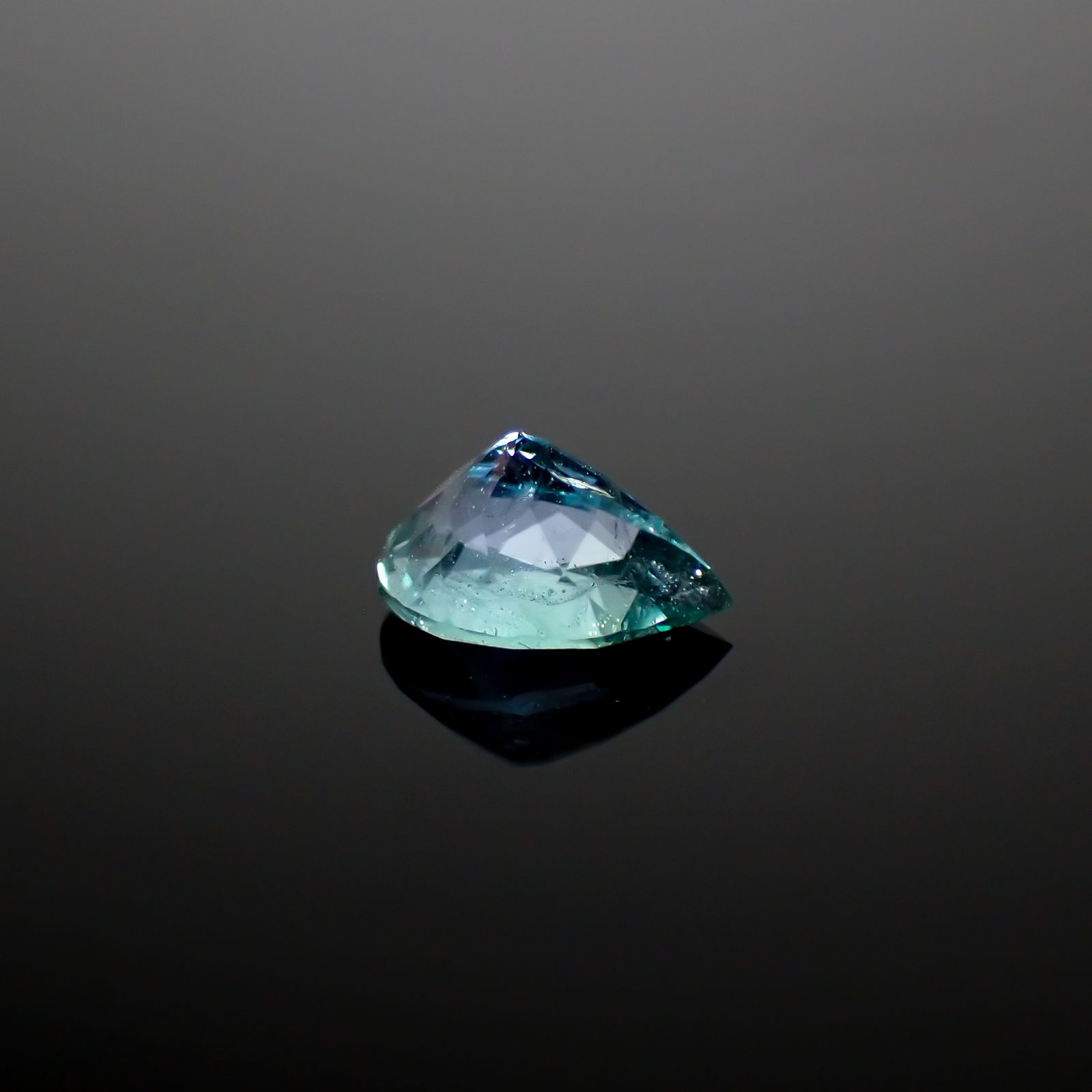 ブルーコーネルピン(宝石名ブルー・コーネルピン)タンザニア産 0.578ct ソ付(彩珠)[241129473]6.4x4.5mm前後