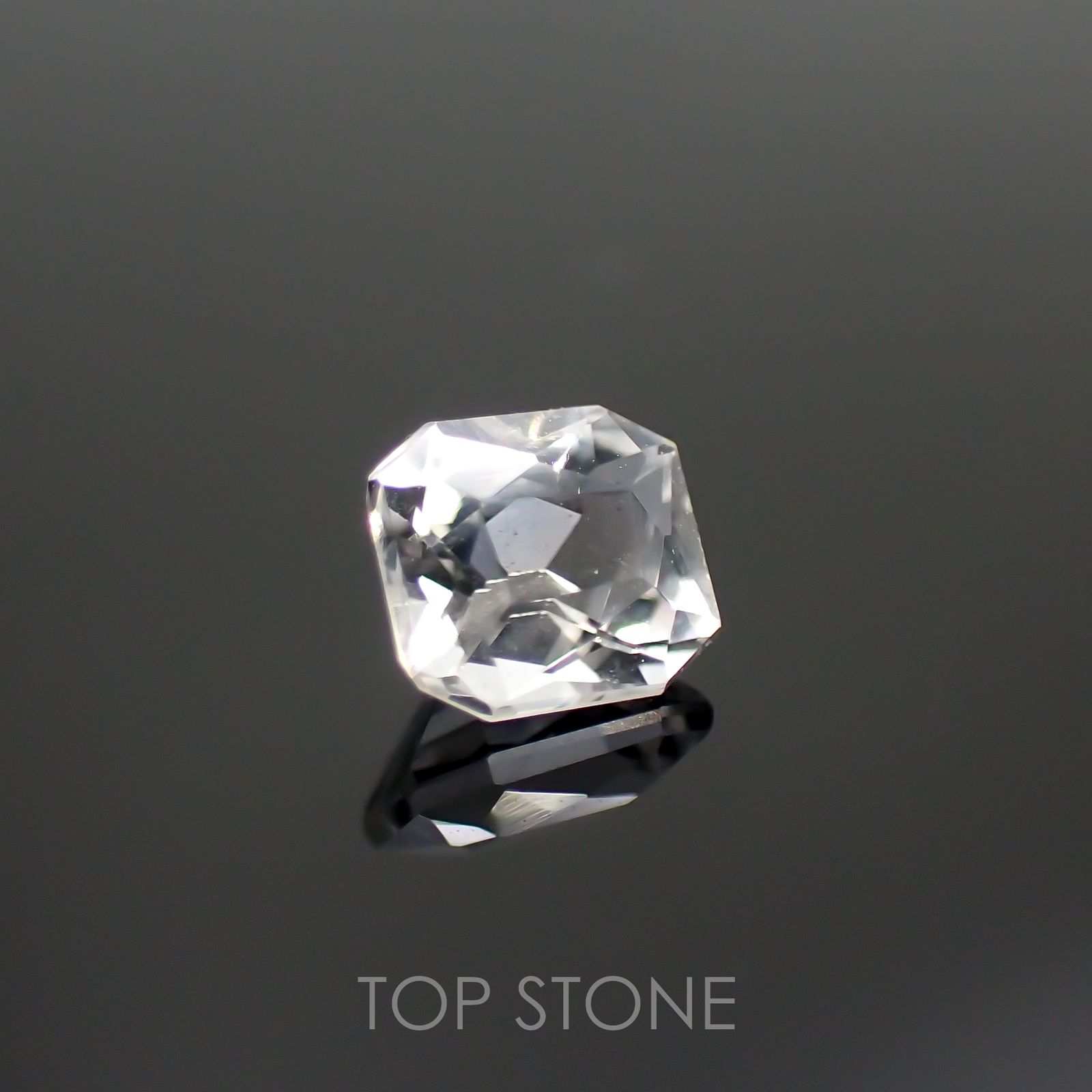 フェナカイト(宝石名フェナカイト)ブラジル産 0.46ct 識別済[220115165]4.8x4.3mm前後