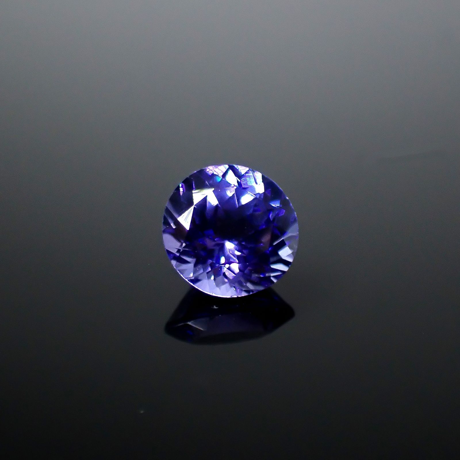 タンザナイト(宝石名タンザナイト)タンザニア産 識別済 1.36ct / 7x7mm前後 [251031241]