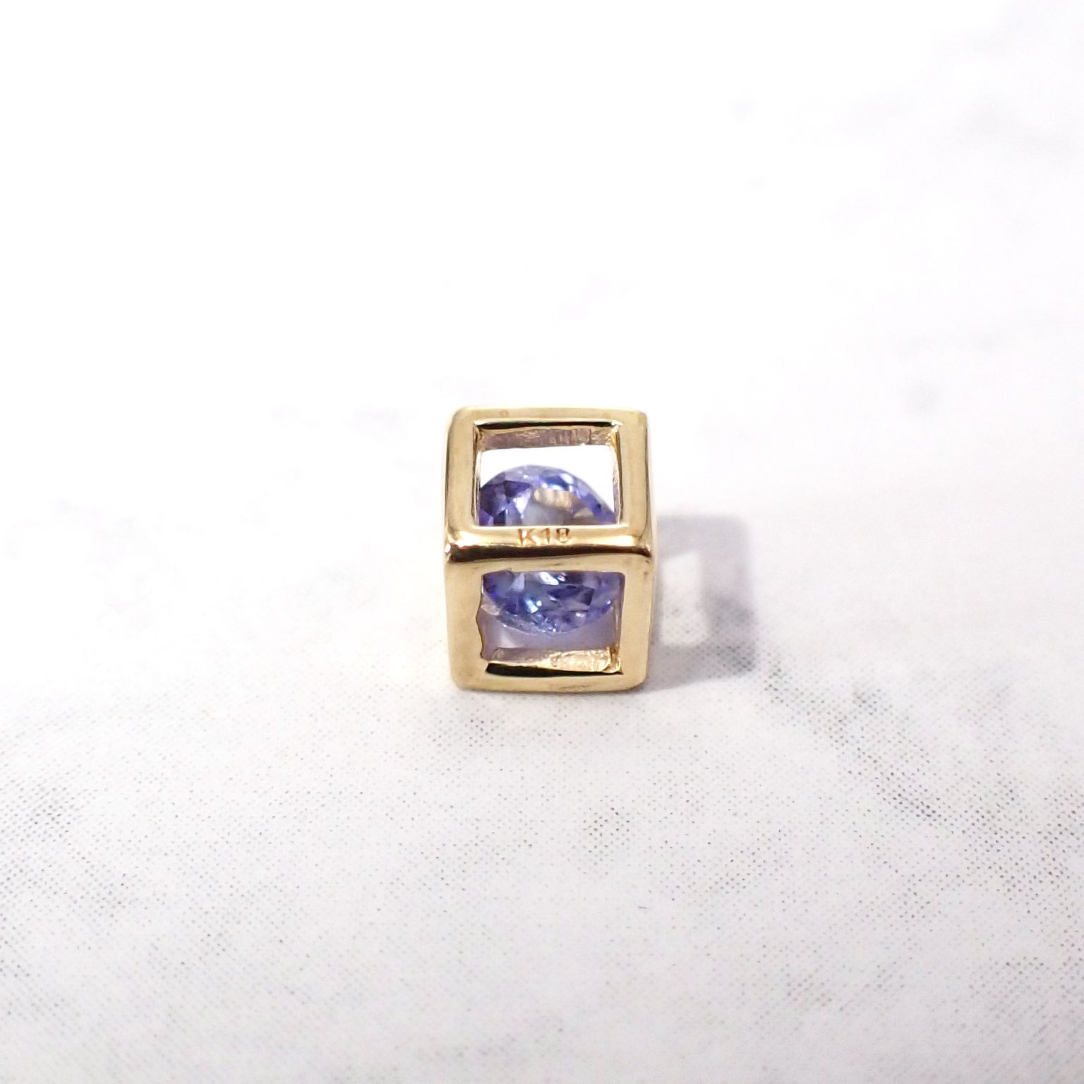◇K18 Reinette（レネット）◇タンザナイト | キューブボックスデザイン [チャーム/ペンダントトップ※チェーン別売り]