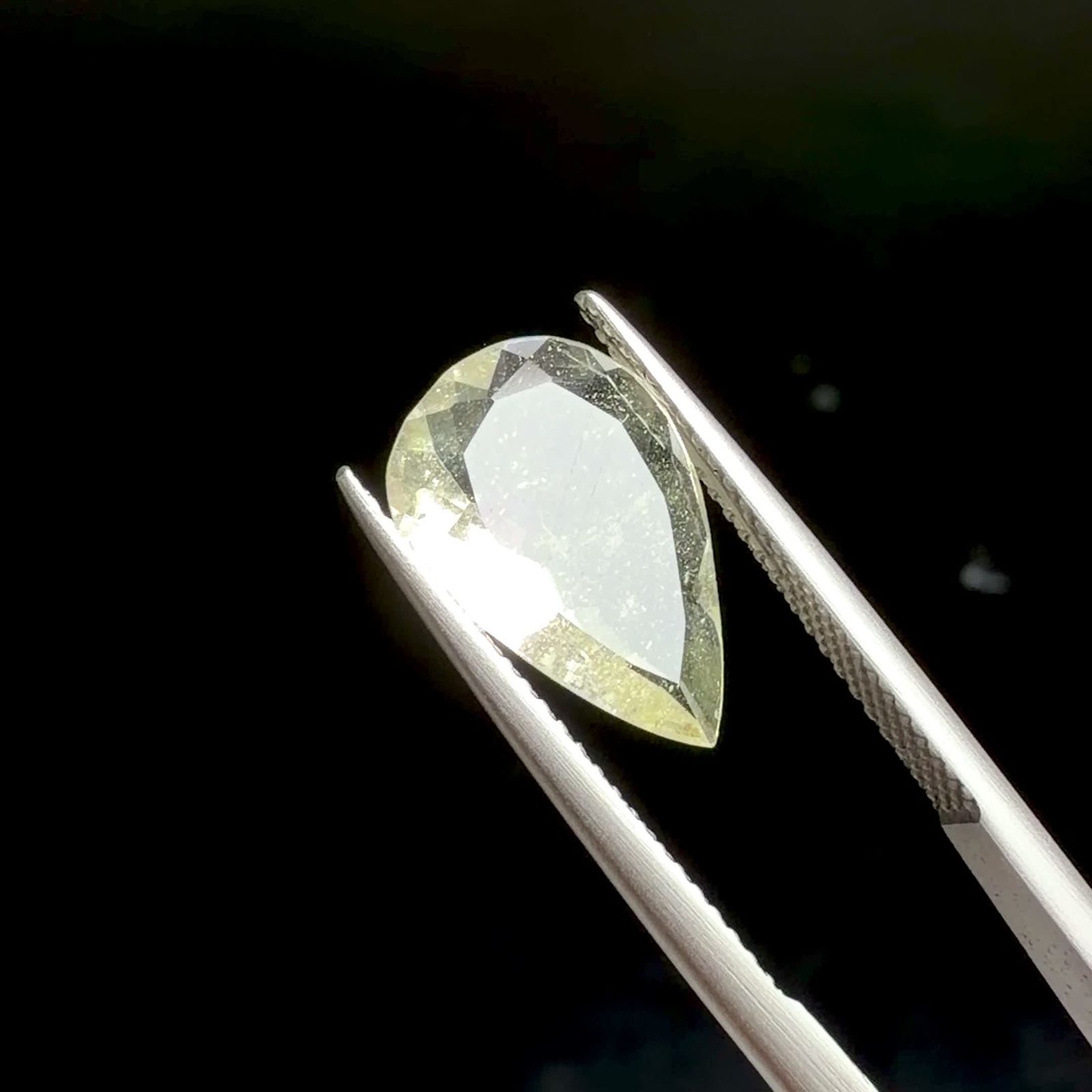 リビアングラス 発見地：エジプト・リビア砂漠 2.74ct / 14.5x9.8mm