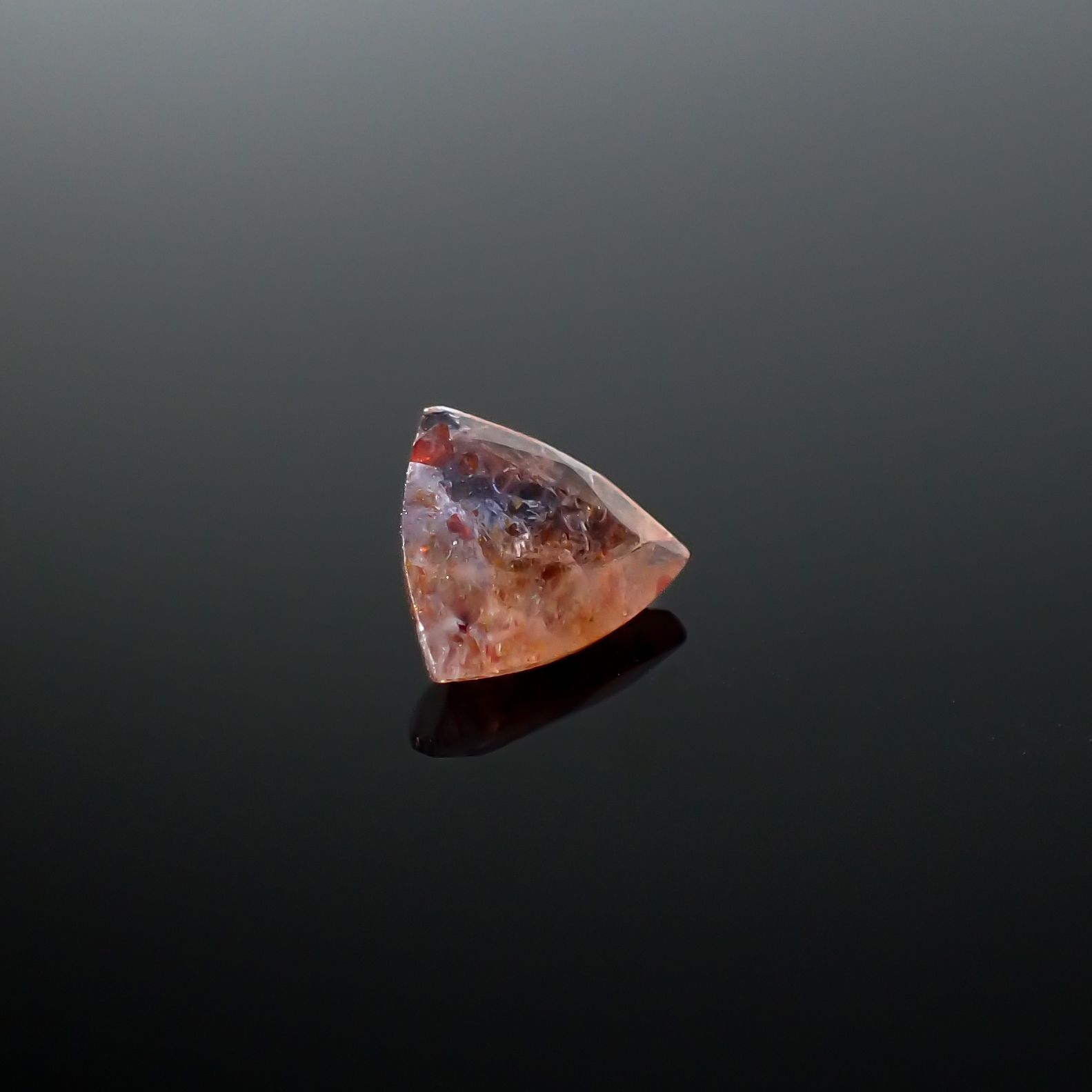 ブラッドショットアイオライト インド産 0.55ct[240125387]6.5x6.3mm前後