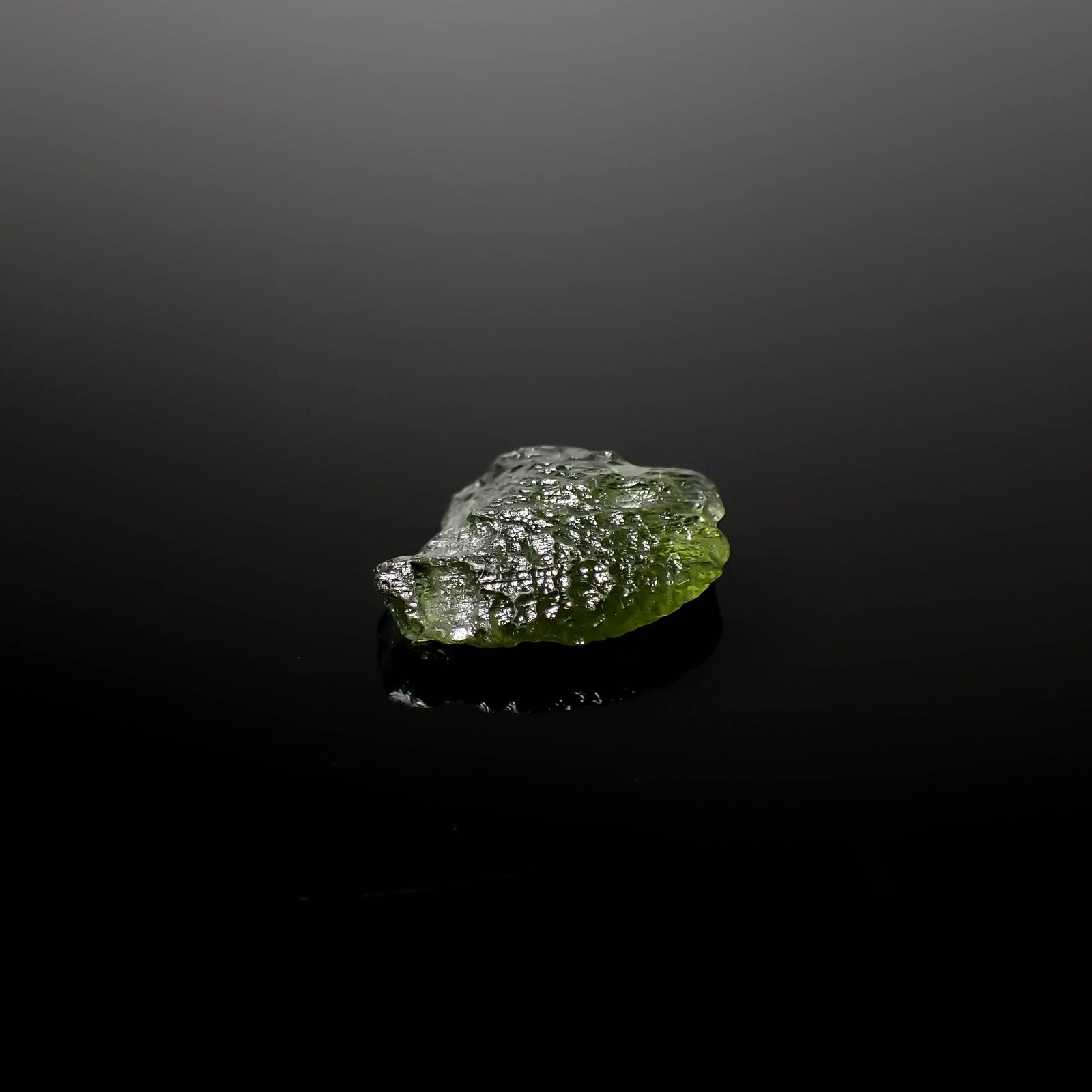 モルダバイト 原石 発見地：旧チェコスロバキア 3.97ct [241029297]15.2x11.5mm前後