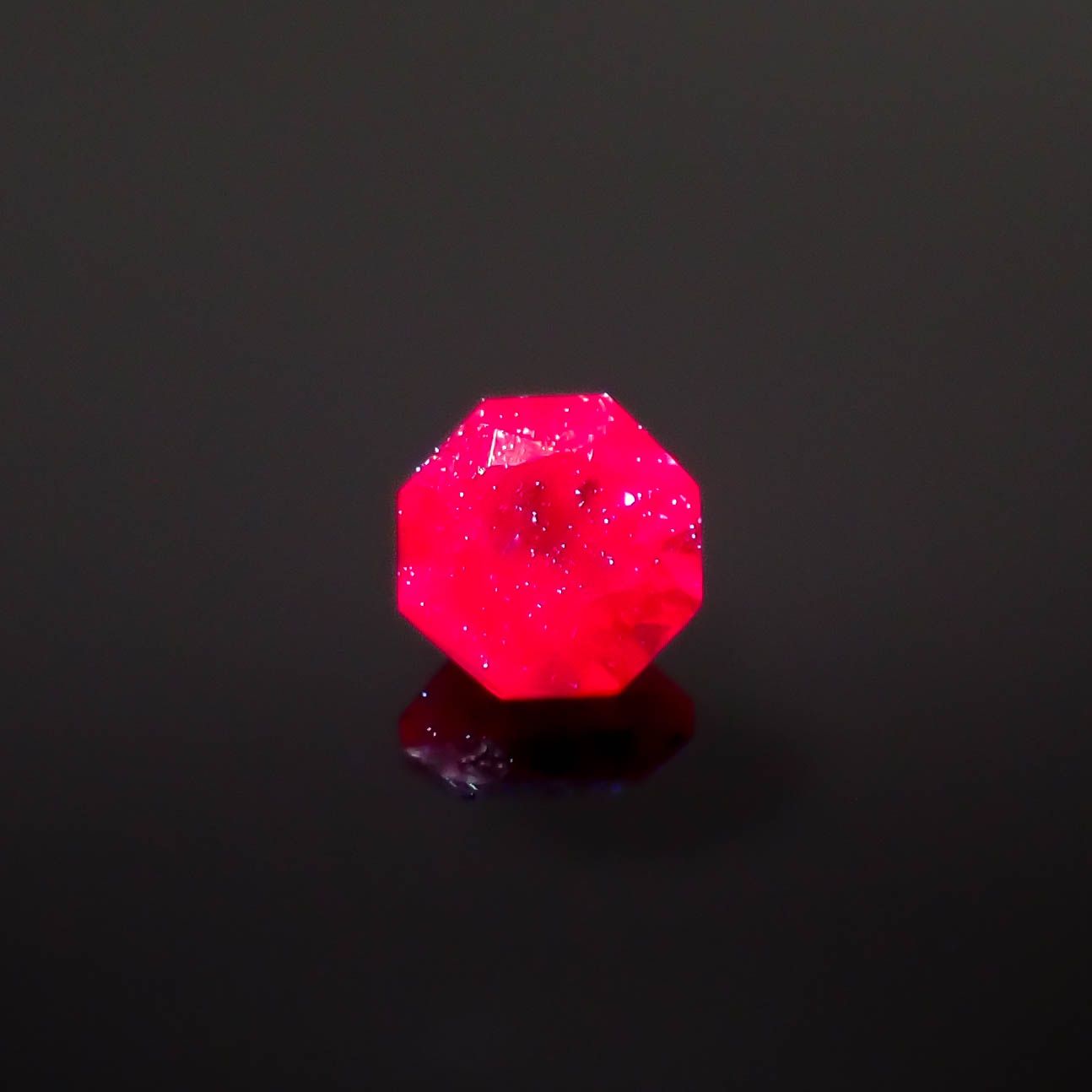 ◇オクタゴンカット◇ルビー(宝石名ルビー)モザンビーク/ミャンマー産 0.15ct 識別済[240326666]2.9x2.8mm前後