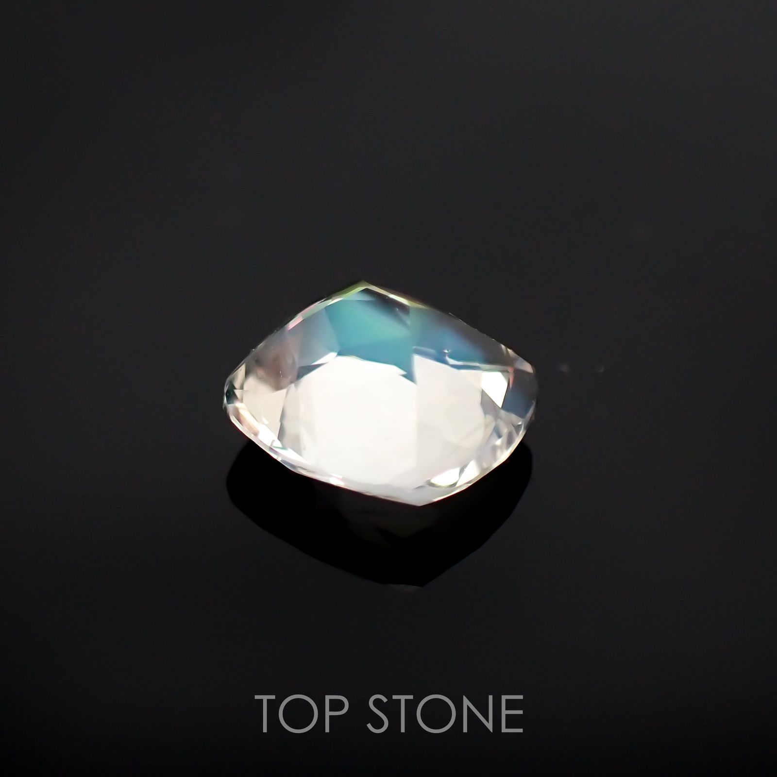 レインボームーンストーン(宝石名ラブラドライト) マダガスカル産 1.365ct ソ付(彩珠)[210611251]7.3×6.9mm前後