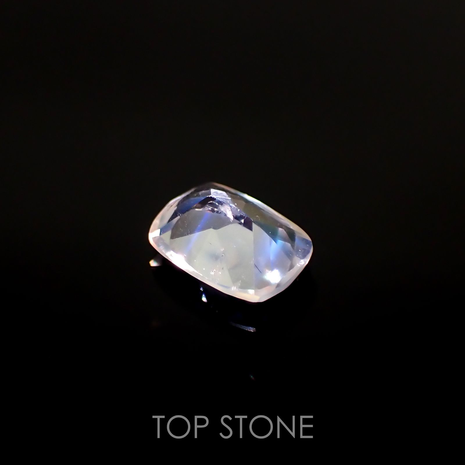 レインボームーンストーン(宝石名ラブラドライト)タンザニア産 0.76ct 識別済[220115453]7x5.2mm前後