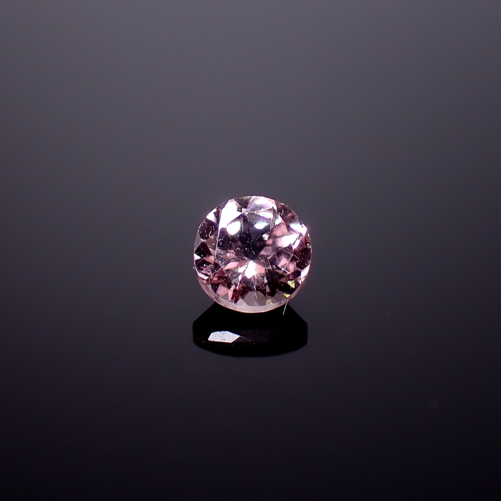 ドラゴンガーネット タンザニア産 0.36ct / 4.1x4.1mm前後 [260732671]