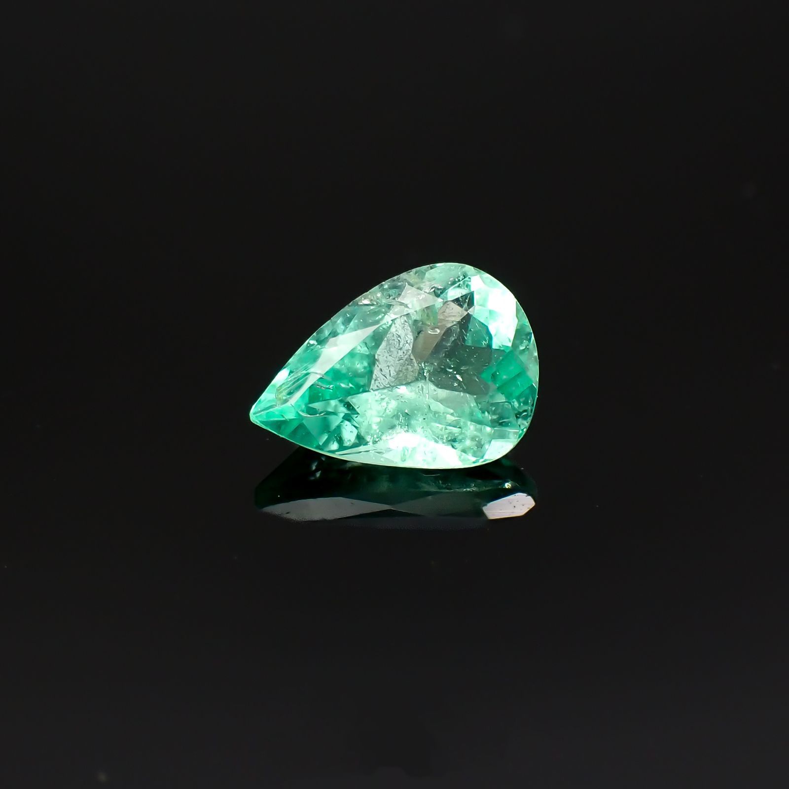 パステルカラーエメラルド コロンビア産 0.22ct[220918057]5.3x3.6mm前後