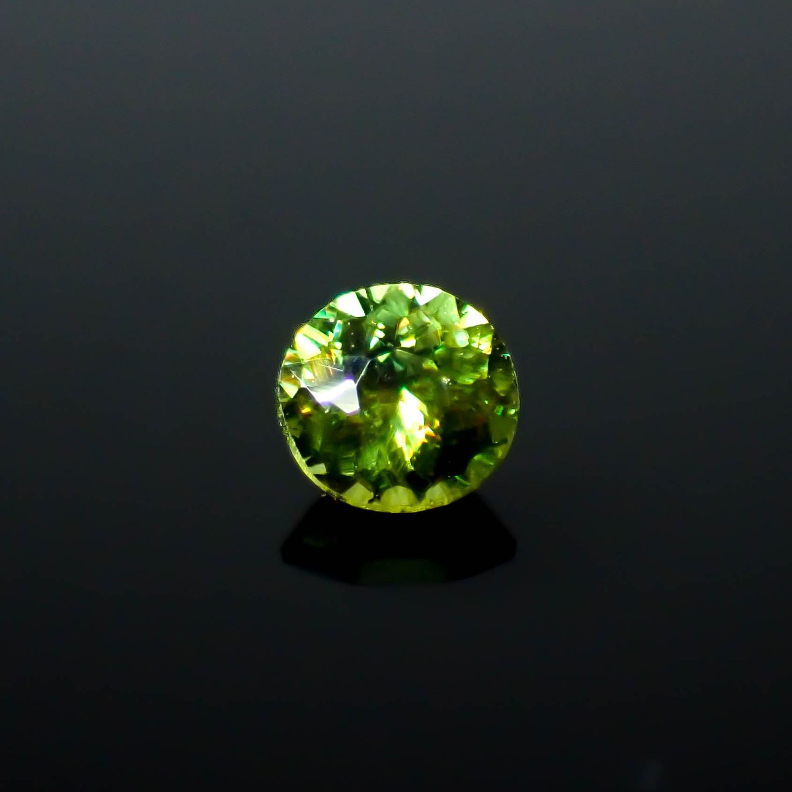 カラーチェンジスフェーン パキスタン産 0.22ct / 3.6x3.6mm前後 [250931060]