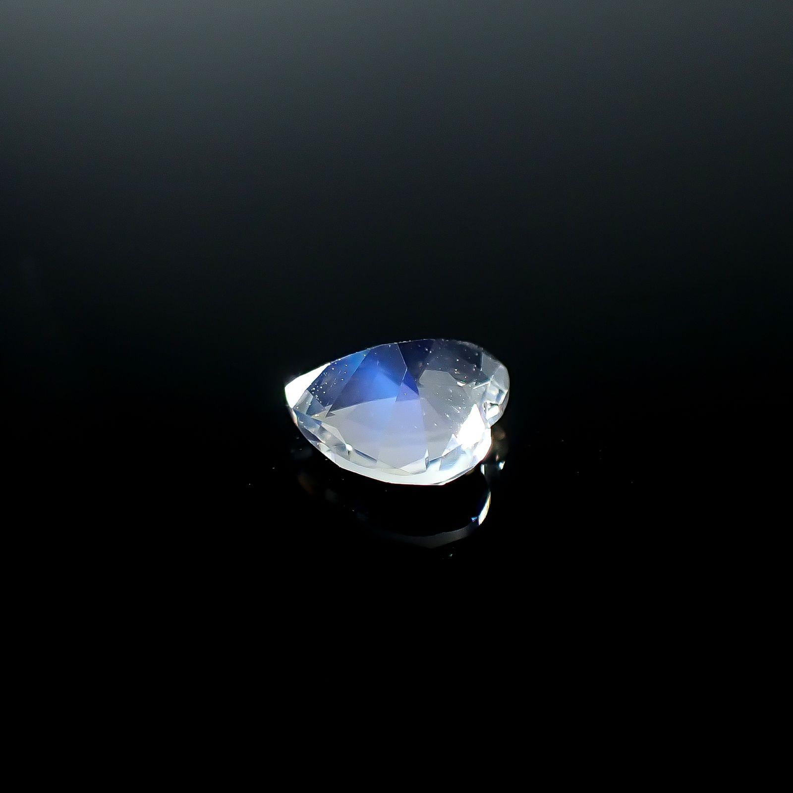 レインボームーンストーン タンザニア産 0.58ct [250730922]5.9x5.9mm前後