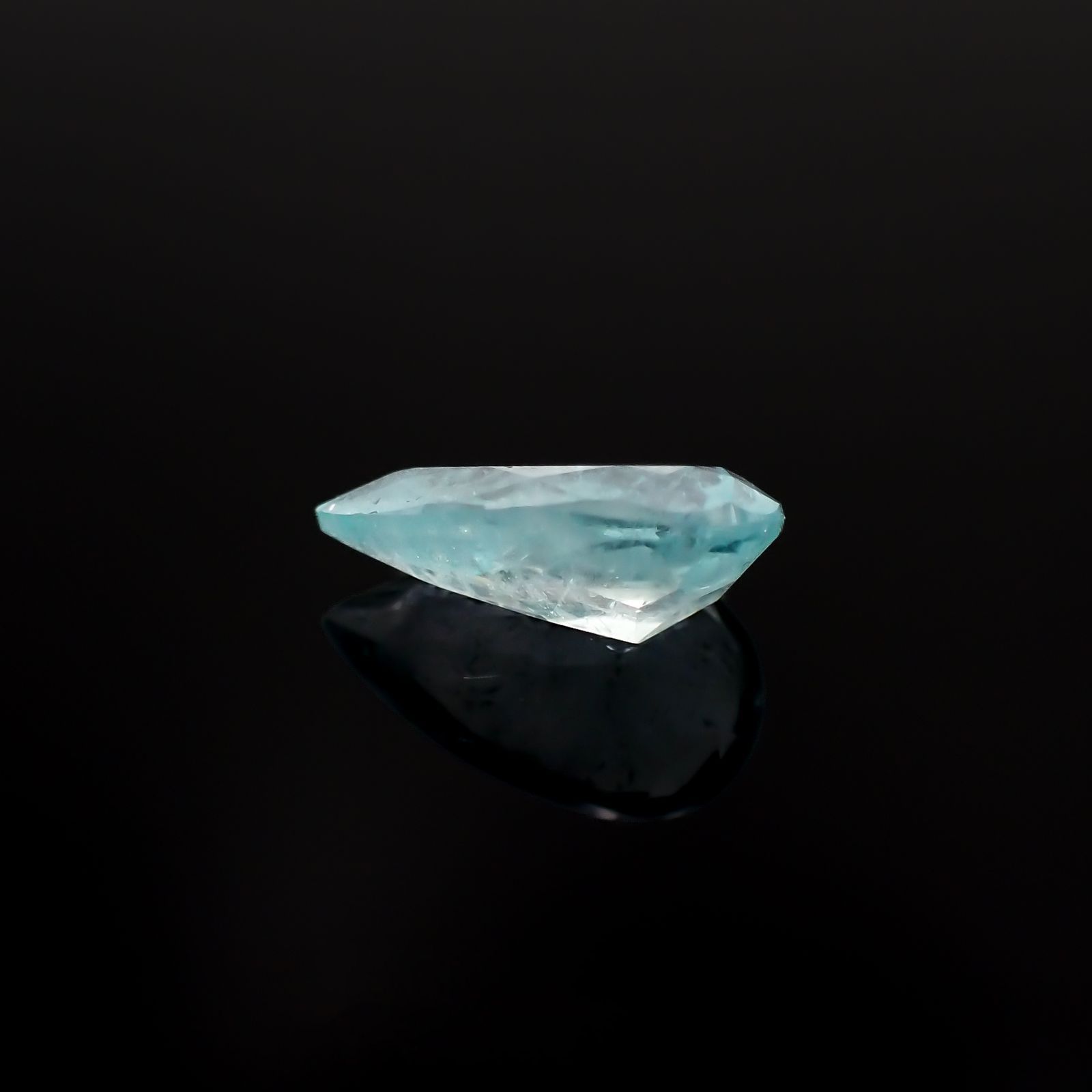 ユークレース(宝石名ブルー・ユークレース)コロンビア産 1.638ct ソ付(彩珠)[221018854]10.7x6.3mm前後