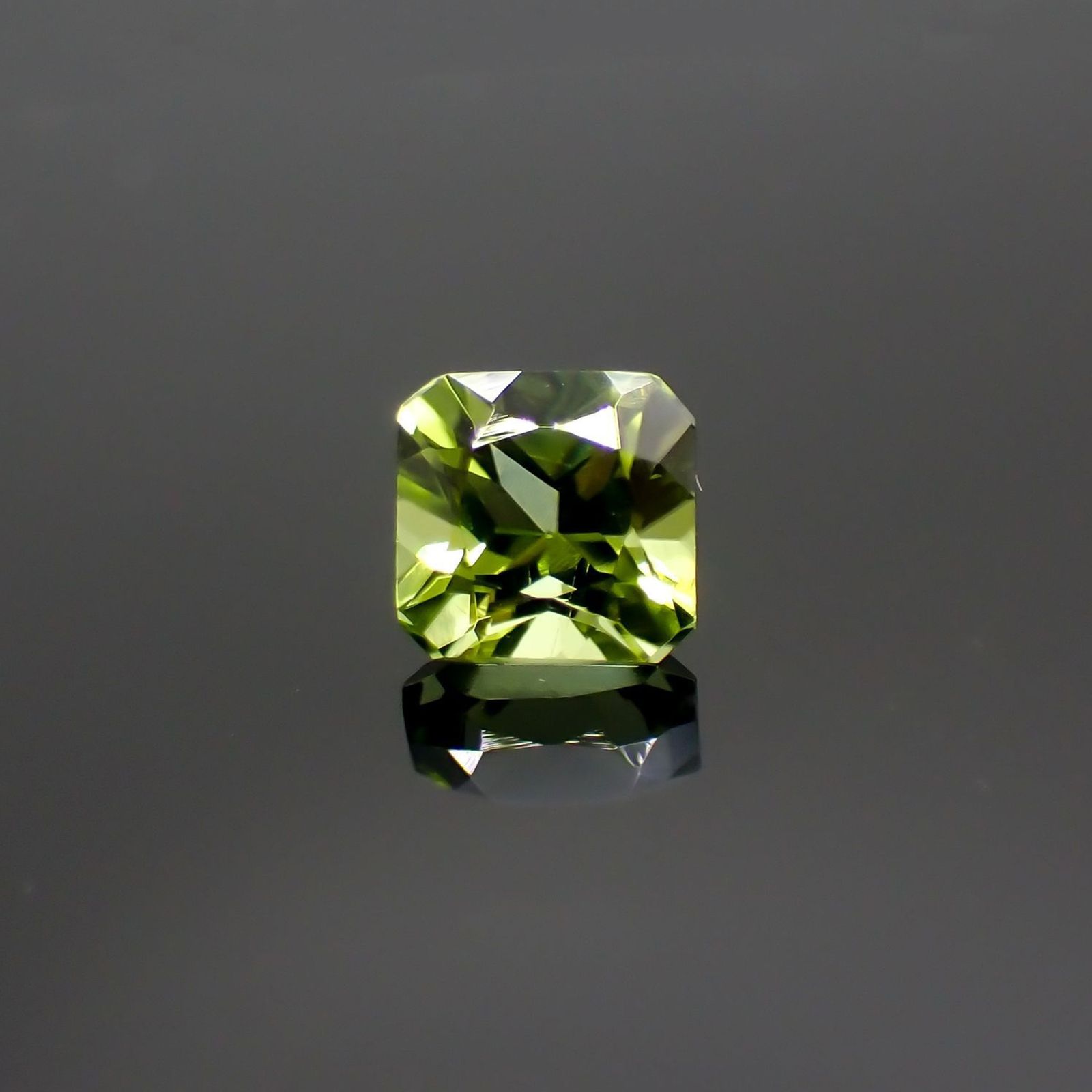 ペリドット(宝石名ペリドット) パキスタン産 識別済 0.76ct / 5.1x5mm前後 [260713489]