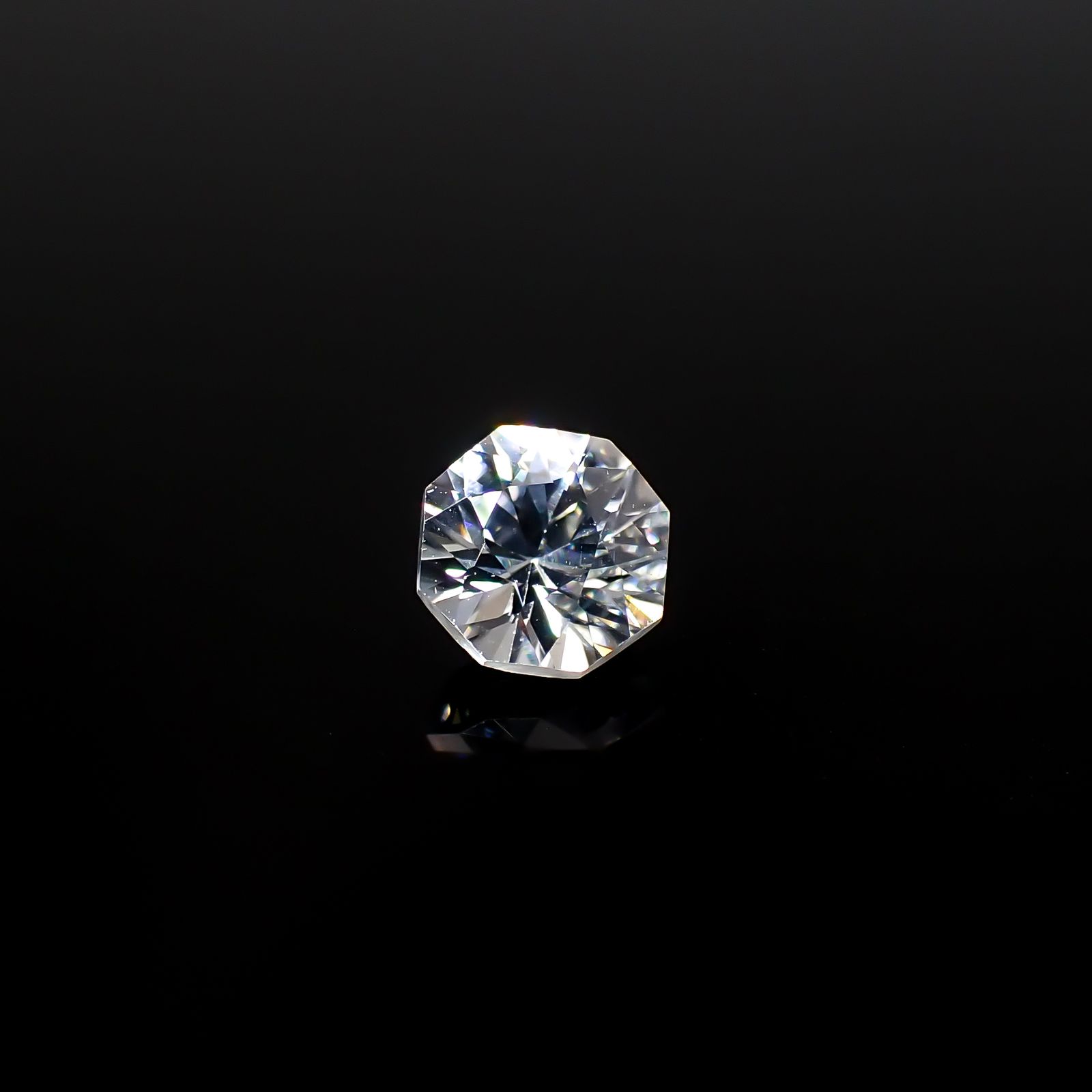 ◇オクタゴンカット◇カラーレスジルコン(宝石名ホワイト・ジルコン)スリランカ/カンボジア産 識別済 0.76ct / 4.8x4.7mm前後 [251231387]