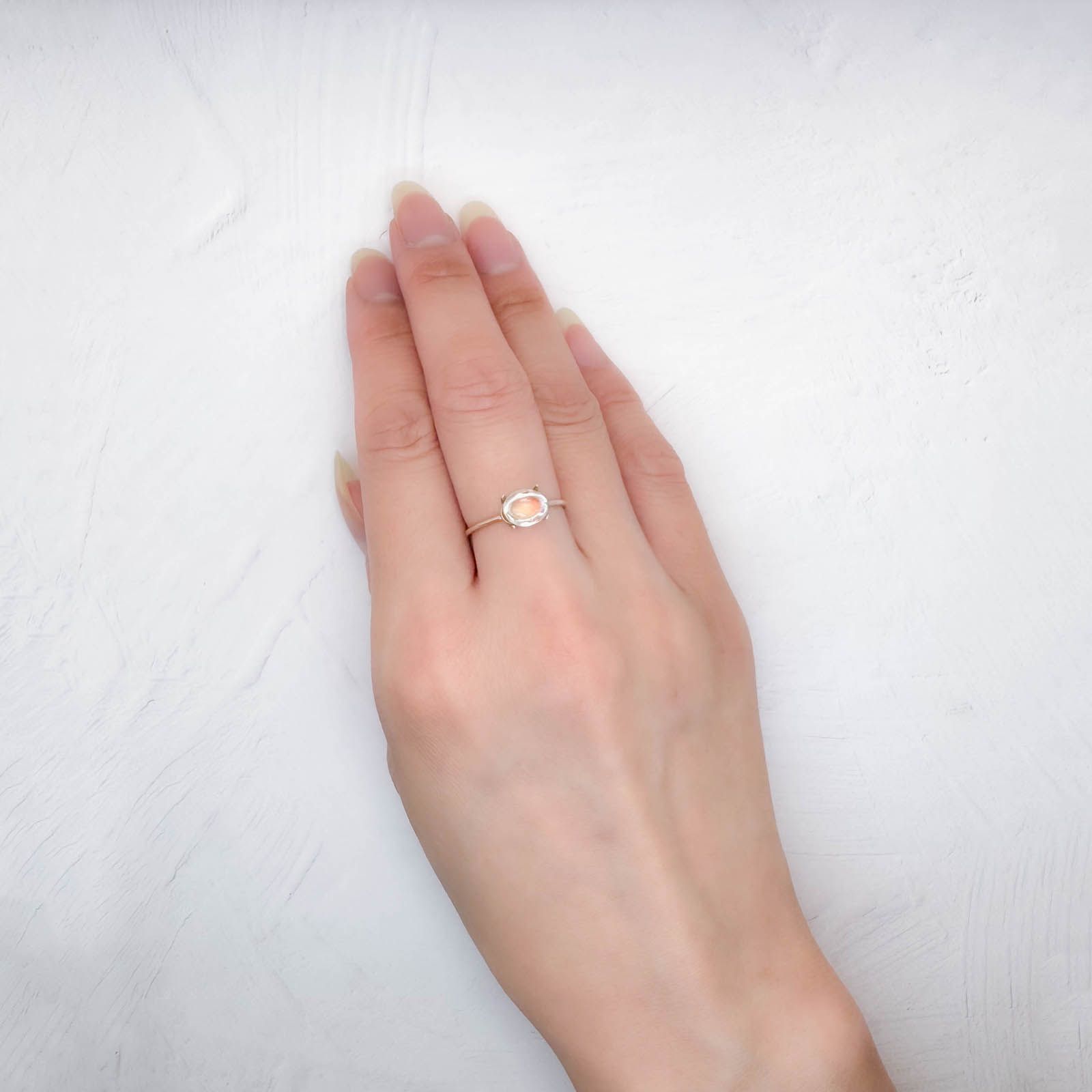 ◇バフトップカット◇レインボームーンストーン(宝石名アンデシン・ラブラドライト)マダガスカル産 ソ付(彩珠) 1.246ct / 7.3x6mm前後 [250931033]