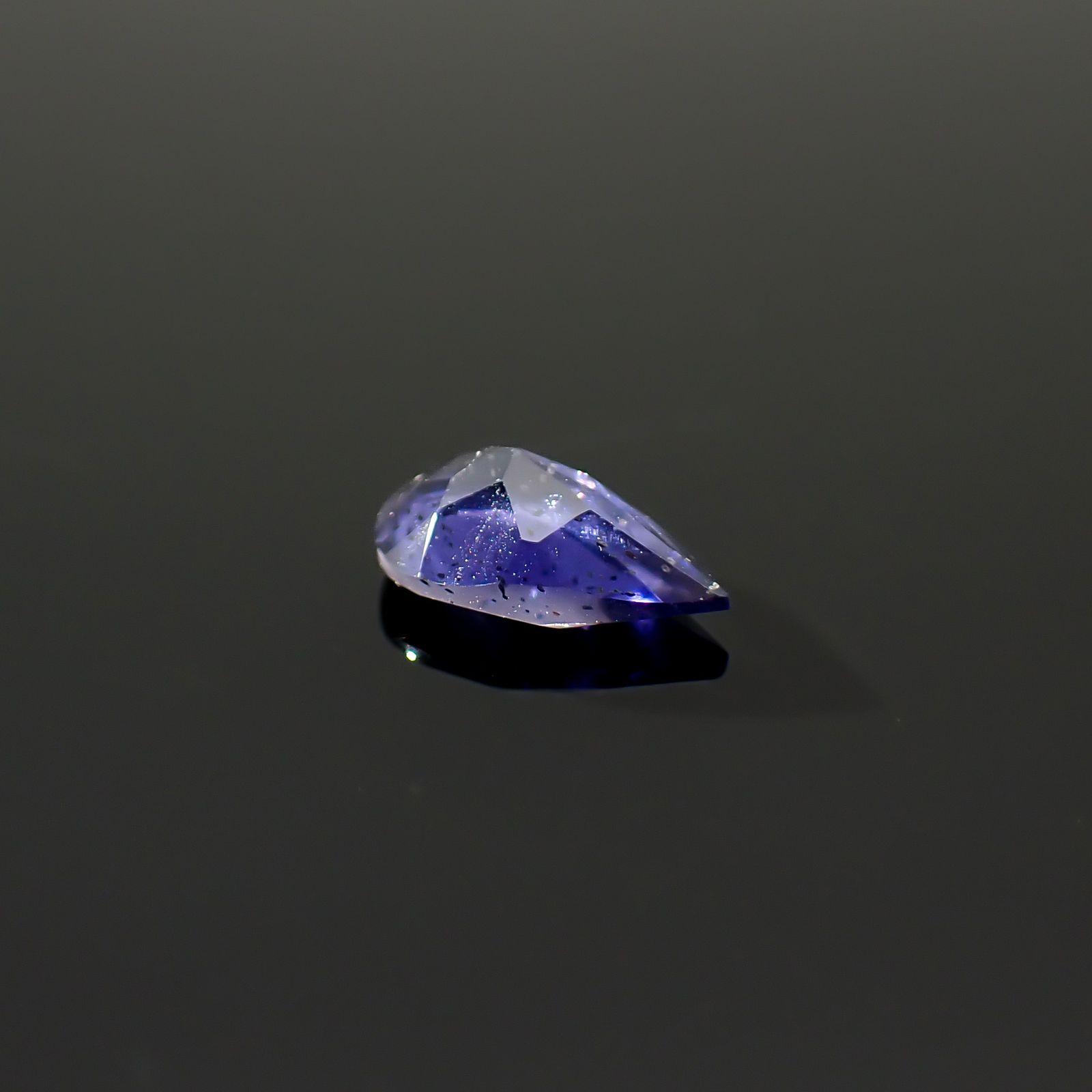 アイオライトサンストーン インド/ブラジル産 0.60ct / 7.9x5mm前後 [260932630]