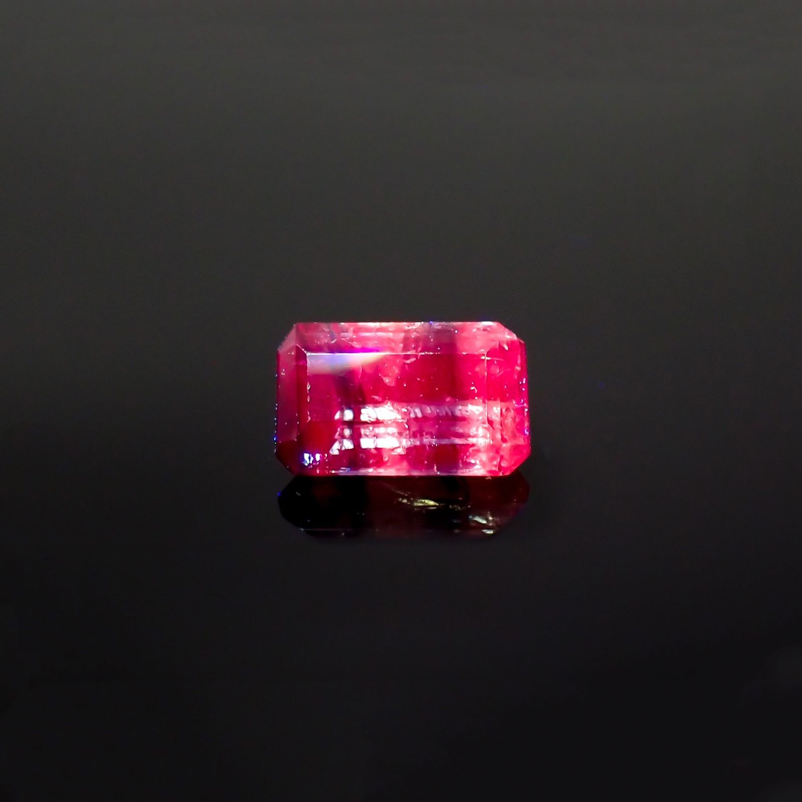 ウィンザーサファイア 非加熱 タンザニア・ウィンザー産 0.57ct / 5.5x3.4mm前後 [230722841]