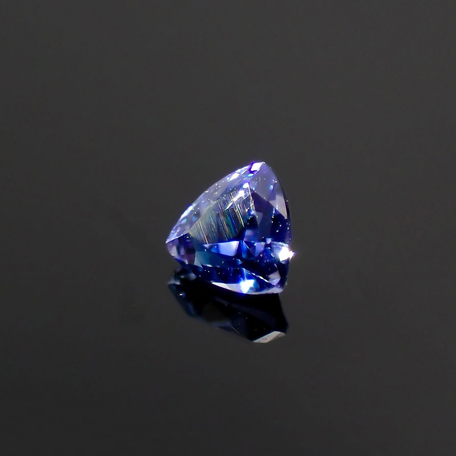 ベニトアイト アメリカ・カリフォルニア州産 0.064ct / 2.4x2.4mm前後 [260523214]