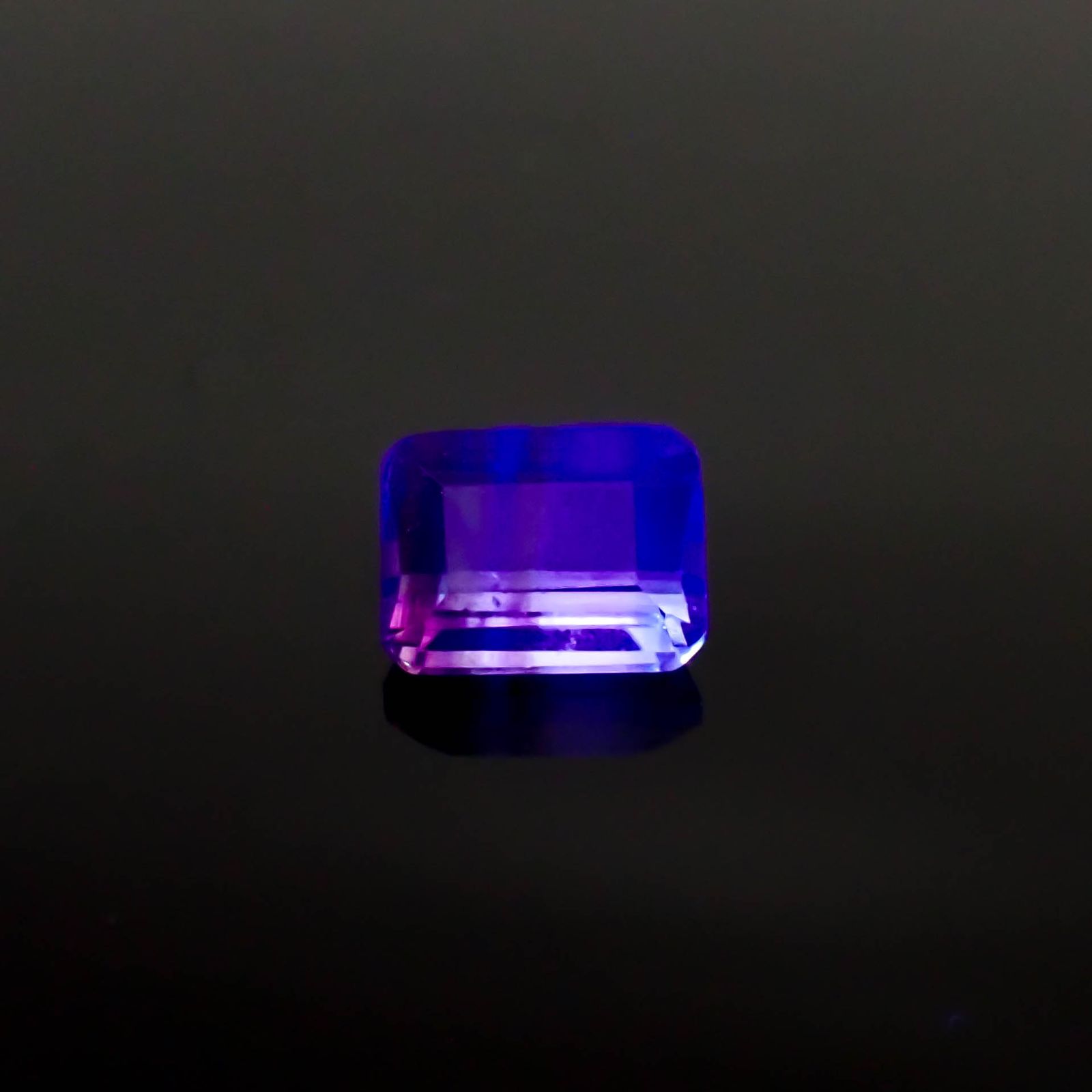 パーティカラーフローライト フルオレッセンス ブラジル産 2.86ct[240828649]9x6.9mm前後