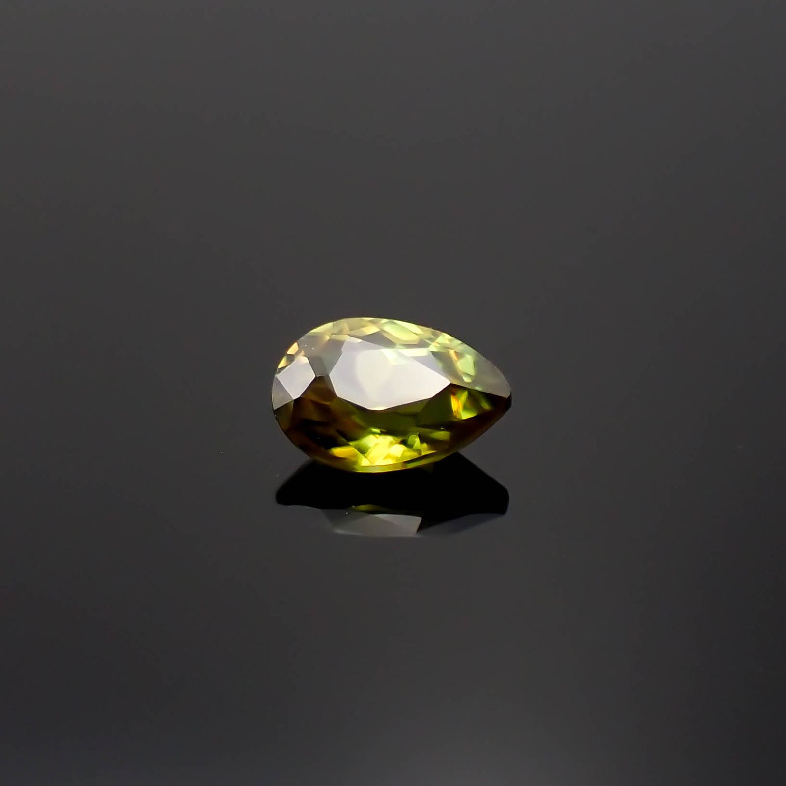 カラーチェンジスフェーン パキスタン産 0.23ct[231224737]4.6x3.1mm前後