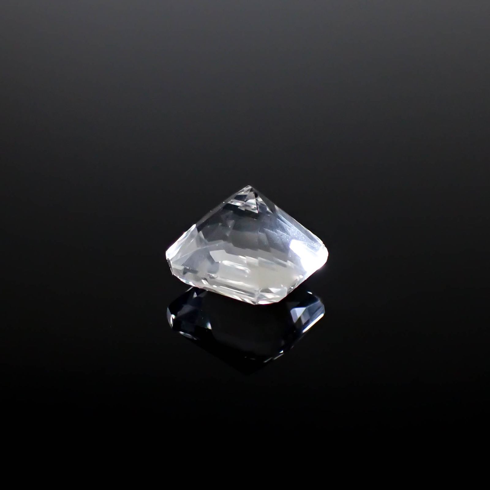 カラーレスフローライト フルオレッセンス イギリス産 2.73ct [250430157]7.8x7.4mm前後