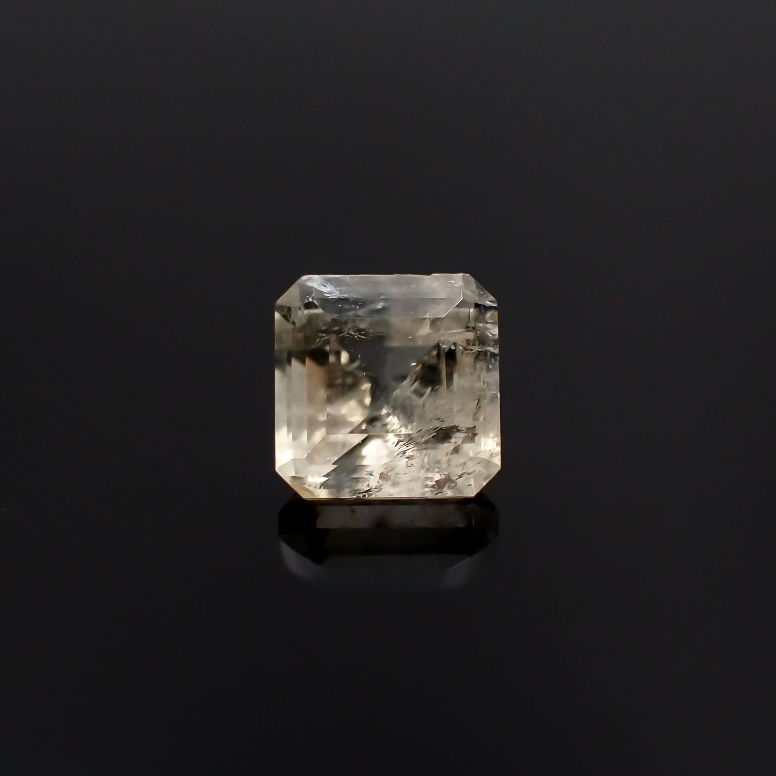 メライト(宝石名メライト)ハンガリー/ドイツ産 0.248ct ソ付(日独)[230823294]4.27x4.25mm前後