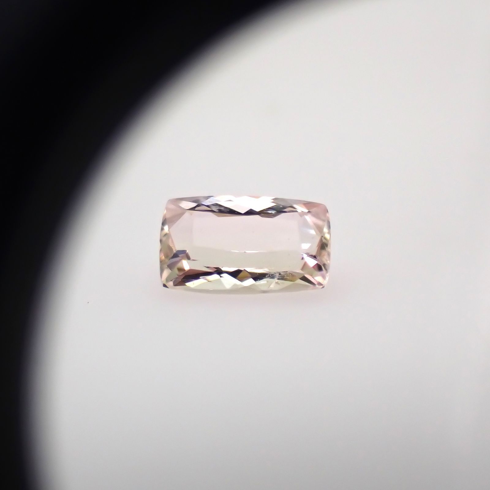 ピンクゾイサイト(宝石名ピンク・ゾイサイト)タンザニア産 0.670ct ソ付(彩珠)[241129503]6.5x3.9mm前後