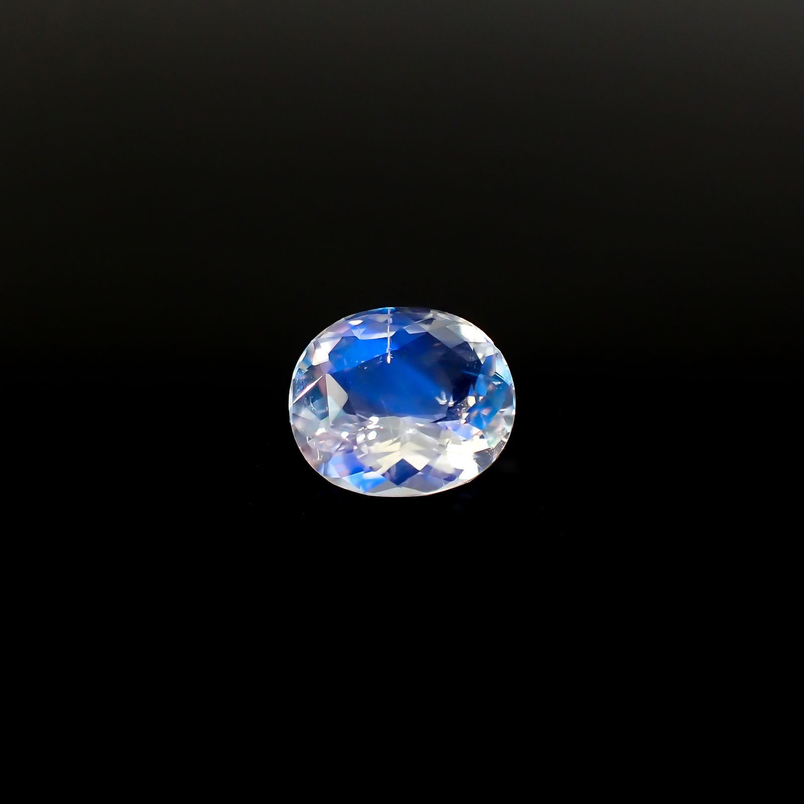 レインボームーンストーン(宝石名ラブラドライト)マダガスカル産 3.224ct ソ付(彩珠)[240326938]10.5x9mm前後