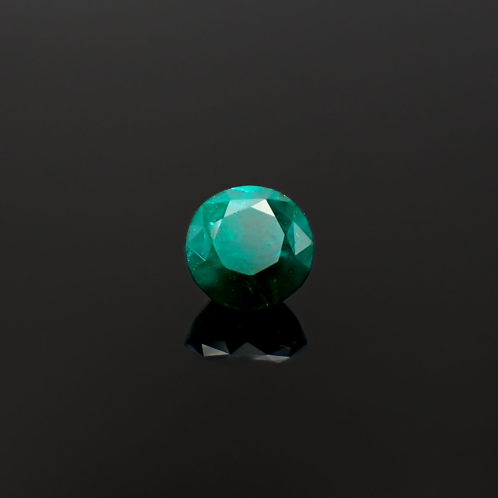 ダイオプテーズ ナミビア産 0.88ct / 5.7x5.6mm前後 [260632296]