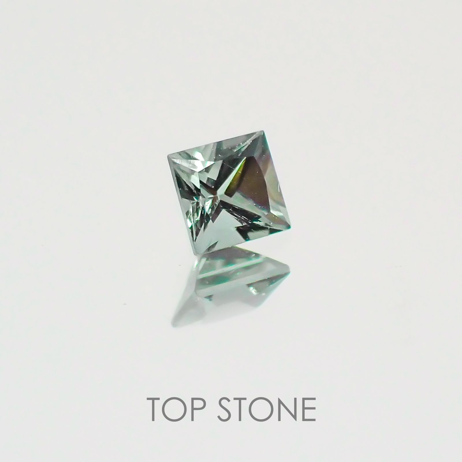 ◇プリンセスカット◇カラーチェンジガーネット(アレキタイプ) マダガスカル・ベキリー産 ルース 0.11ct[21059881]2.6×2.6mm前後