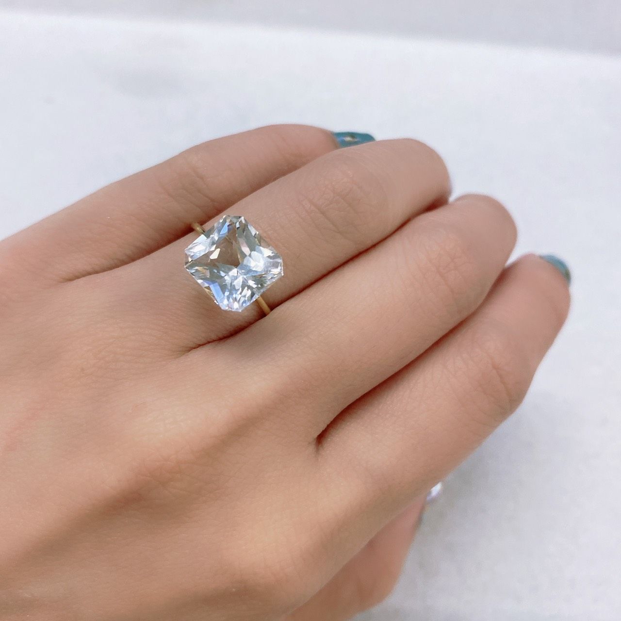 フェナカイト(宝石名ホワイト・フェナカイト) ブラジル産 4.726ct ソ付(彩珠)[210812706]11×9.7mm前後