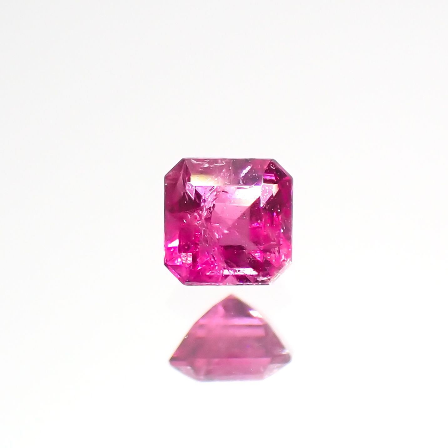 レッドベリル(宝石名レッド・ベリル)アメリカ・ユタ州産 0.10ct 識別済[220515853]2.7x2.6mm前後