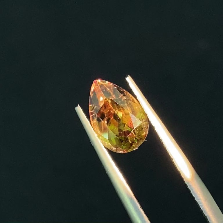 カラーチェンジスフェーン パキスタン産 1.5ct[230120042]8.3x5.5mm 