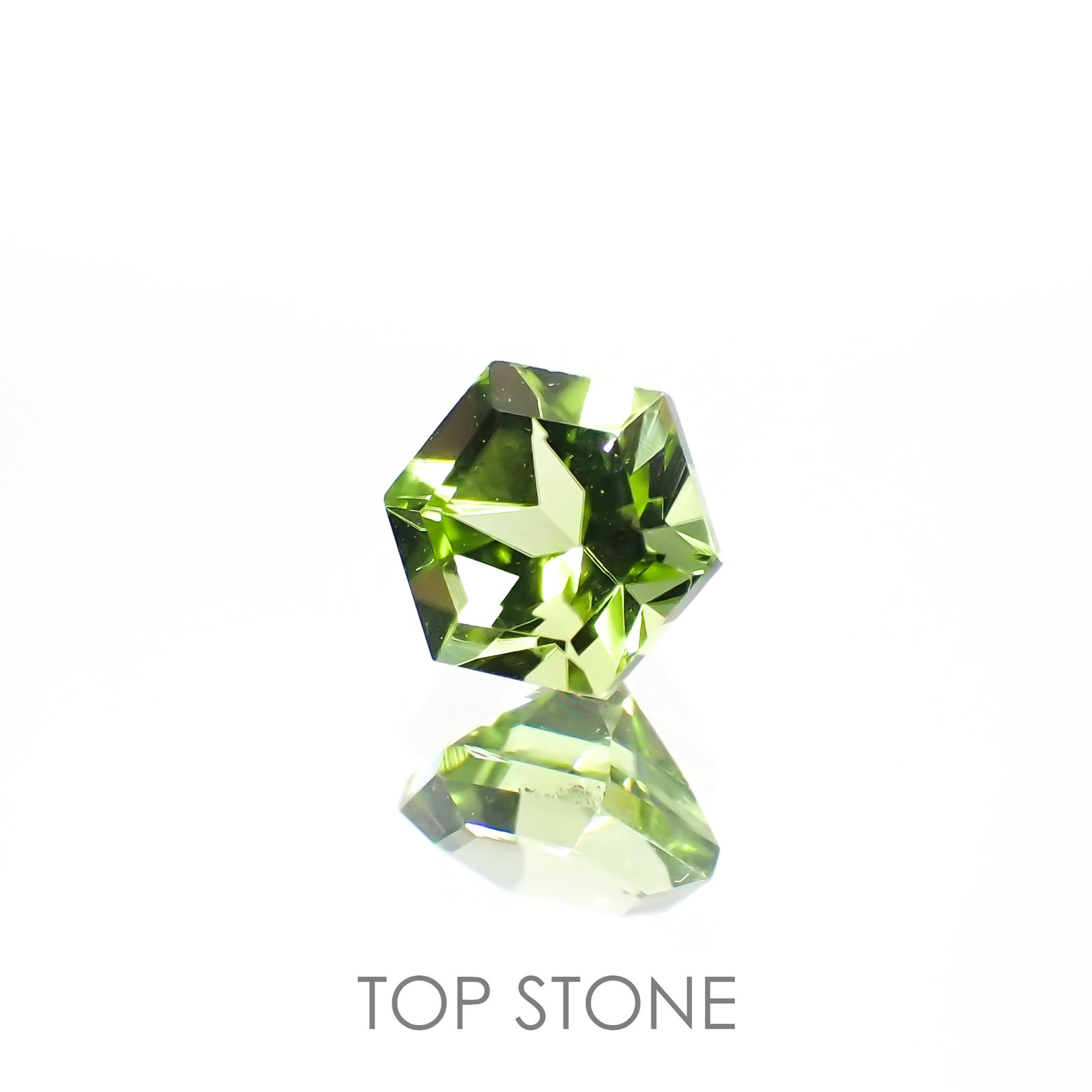 ◇ヘキサゴンカット◇ペリドット(宝石名ペリドット) パキスタン産 0.68ct 識別済[210913102]4.9×4.9mm前後