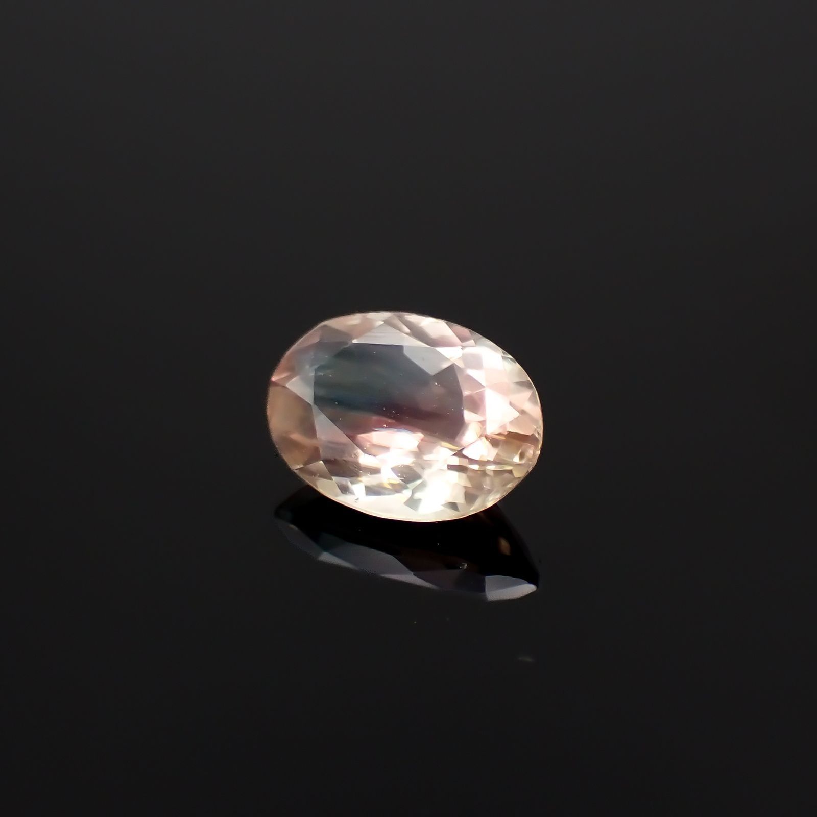 パーティカラーオレゴンサンストーン アメリカ・オレゴン州産 0.93ct / 7.8x5.7mm前後 [230722847]