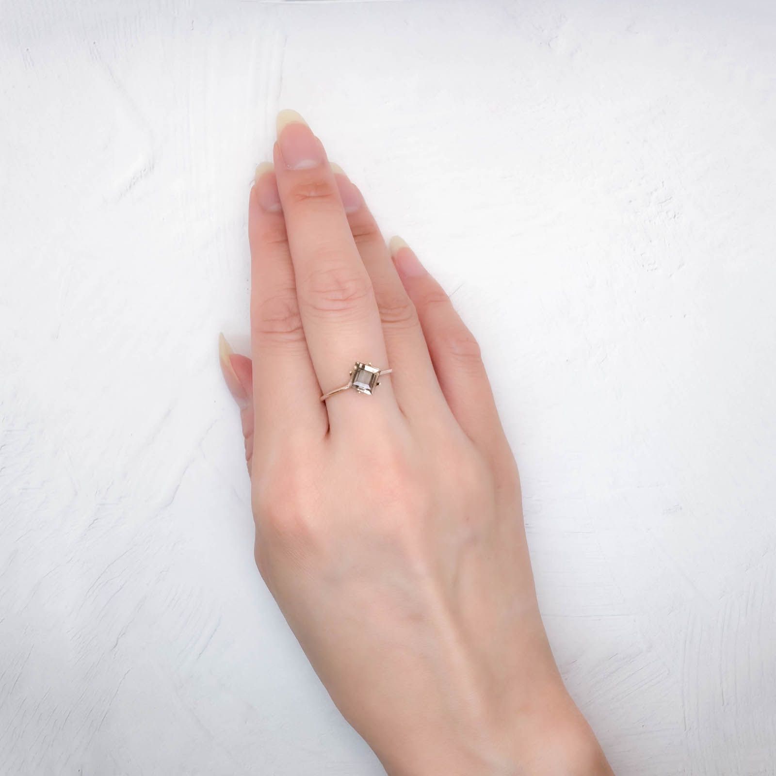 レインボースキャポライト ブラジル産 0.84ct / 6x5.9mm前後 [250931044]