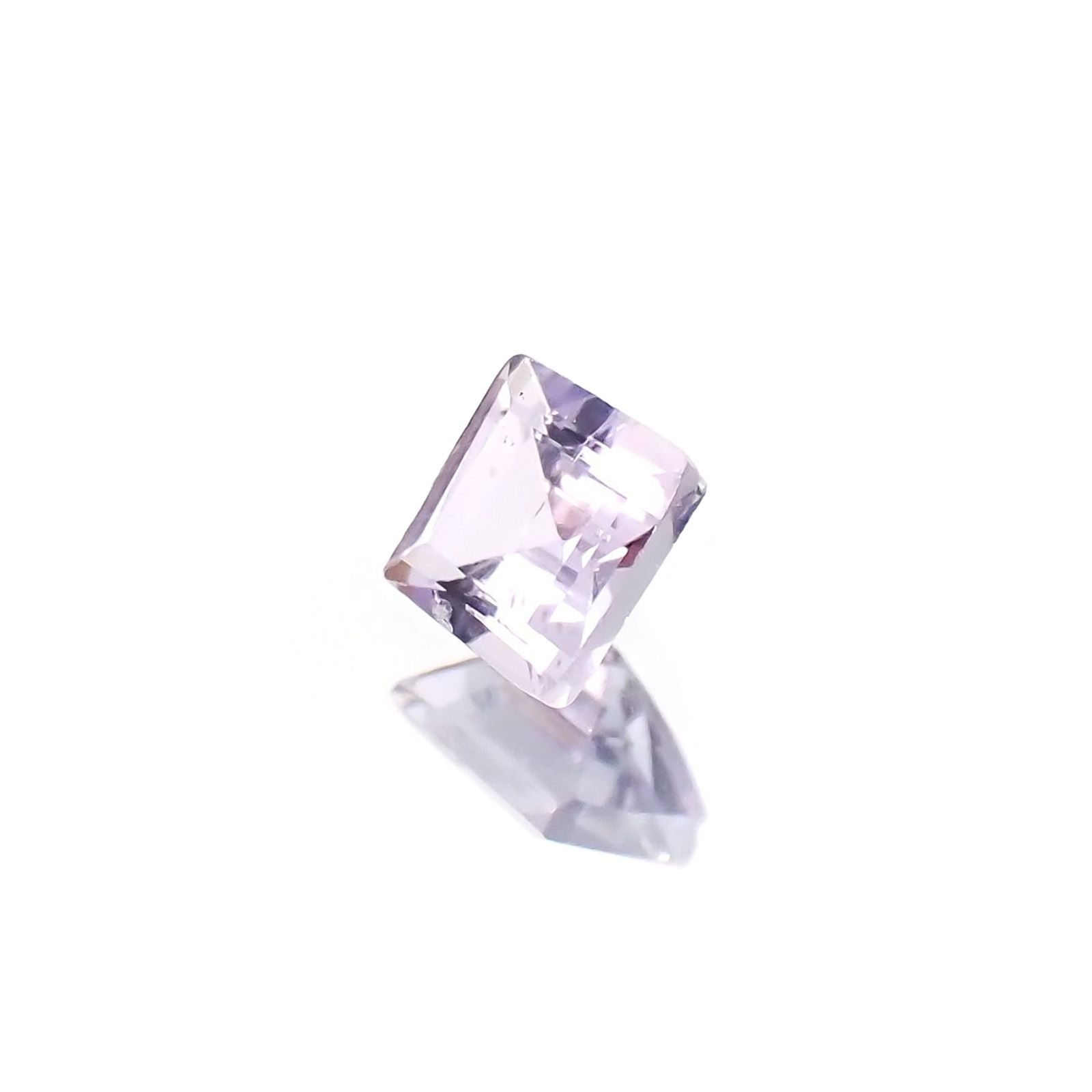 ラベンダーゾイサイト(宝石名ゾイサイト)タンザニア産 識別済 0.18ct / 3.2x3mm前後 [230622415]