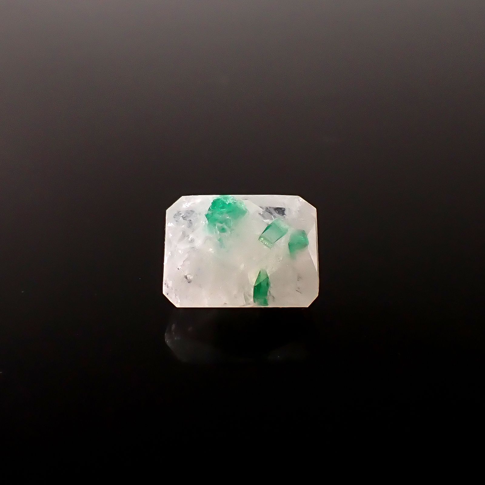 エメラルドインクォーツ パキスタン産 8.22ct / 13.1x10.3mm前後 [260231653]