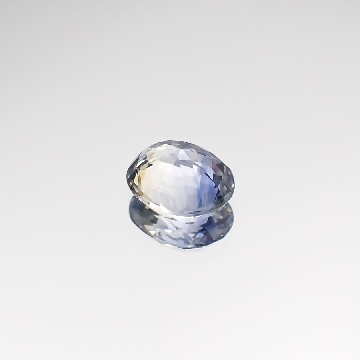 アイスブルーサファイア(宝石名ブルー・サファイア) スリランカ/マダガスカル産 0.33ct 識別済[210711174]4.5×3.7mm前後