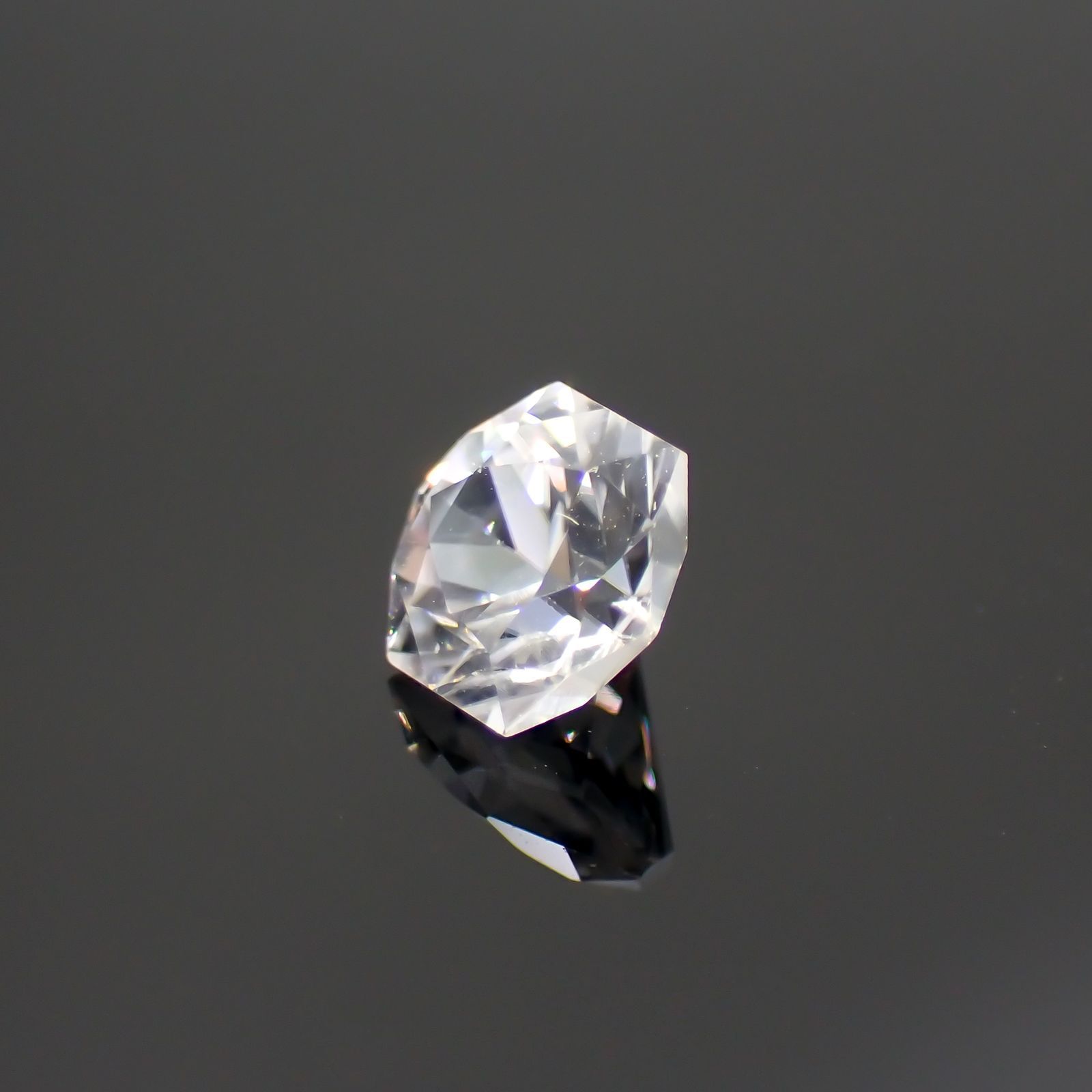 ◇ヘキサゴンカット◇カラーレスジルコン(宝石名ホワイト・ジルコン)スリランカ/カンボジア産 0.84ct 識別済[220114269]4.9x4.8mm前後