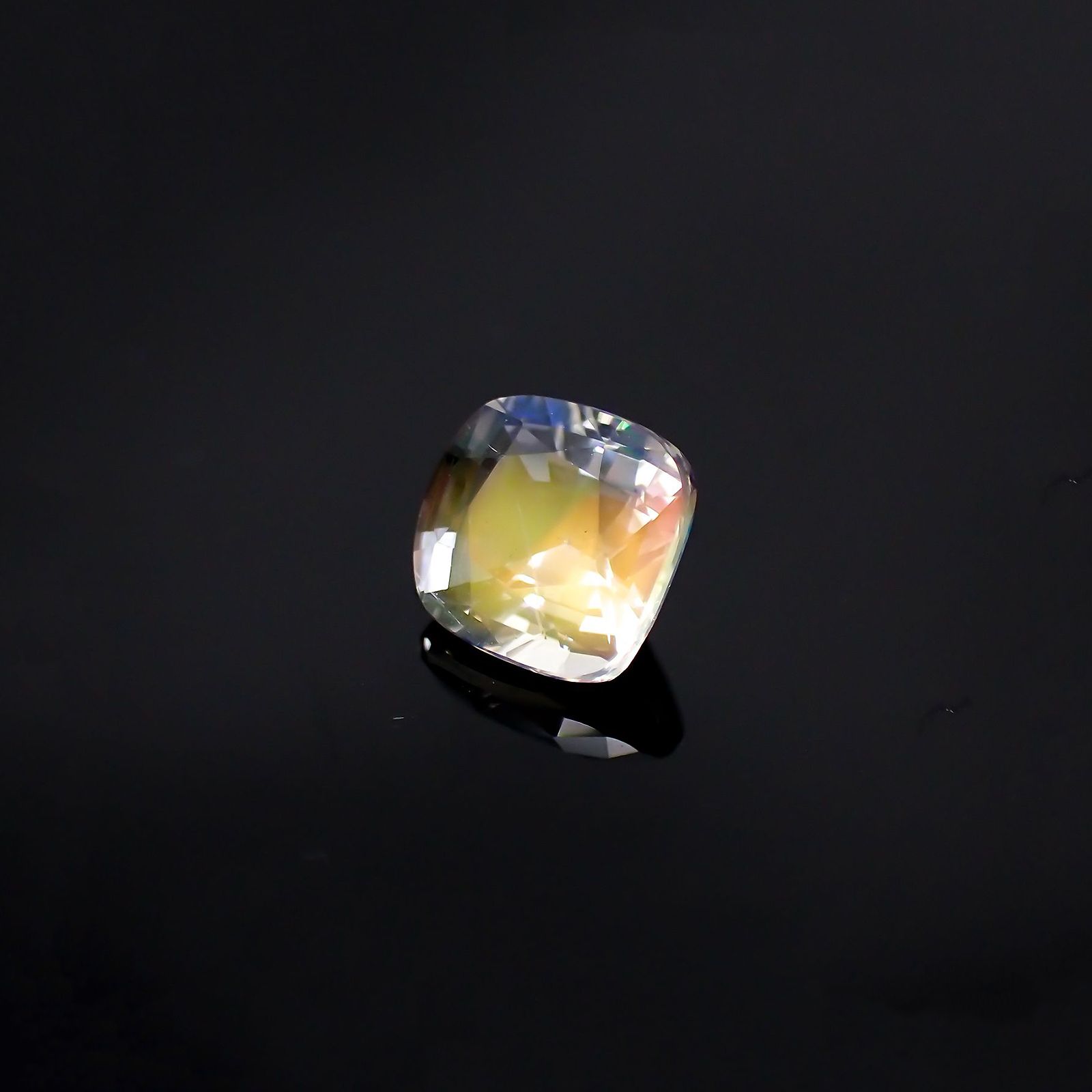 レインボームーンストーン(宝石名ラブラドライト) マダガスカル産 1.285ct ソ付(彩珠)[210611246]6.9×6.6mm前後