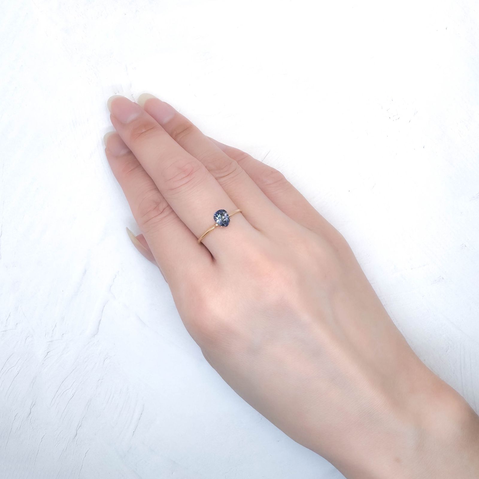 ベニトアイト アメリカ・カリフォルニア州産 0.63ct / 6x4.9mm前後 [251031292]