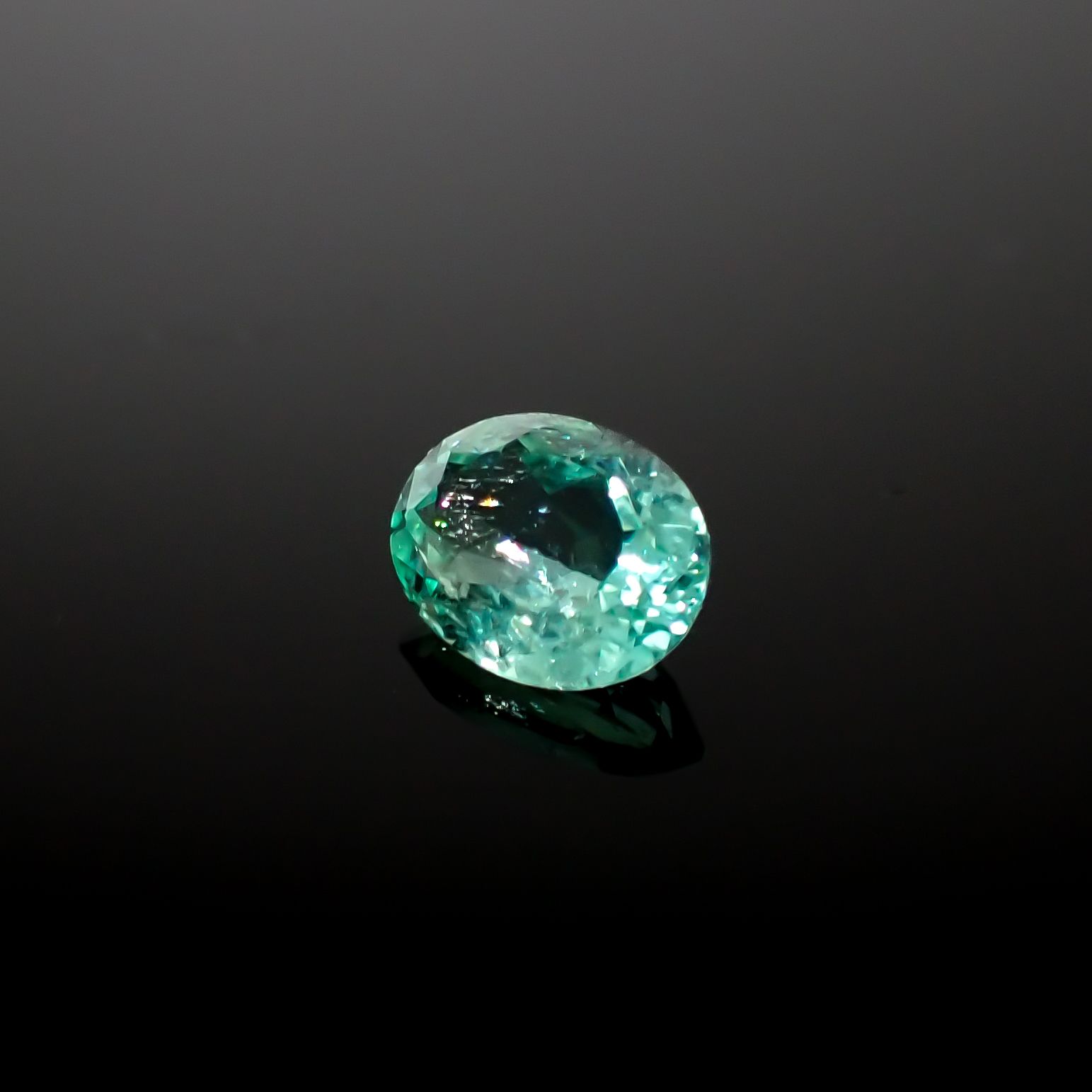 パライバトルマリン(宝石名トルマリン/別名パライバ・トルマリン)ブラジル・キントス鉱山産 0.42ct 識別済[240928719]5.7x4.3mm前後