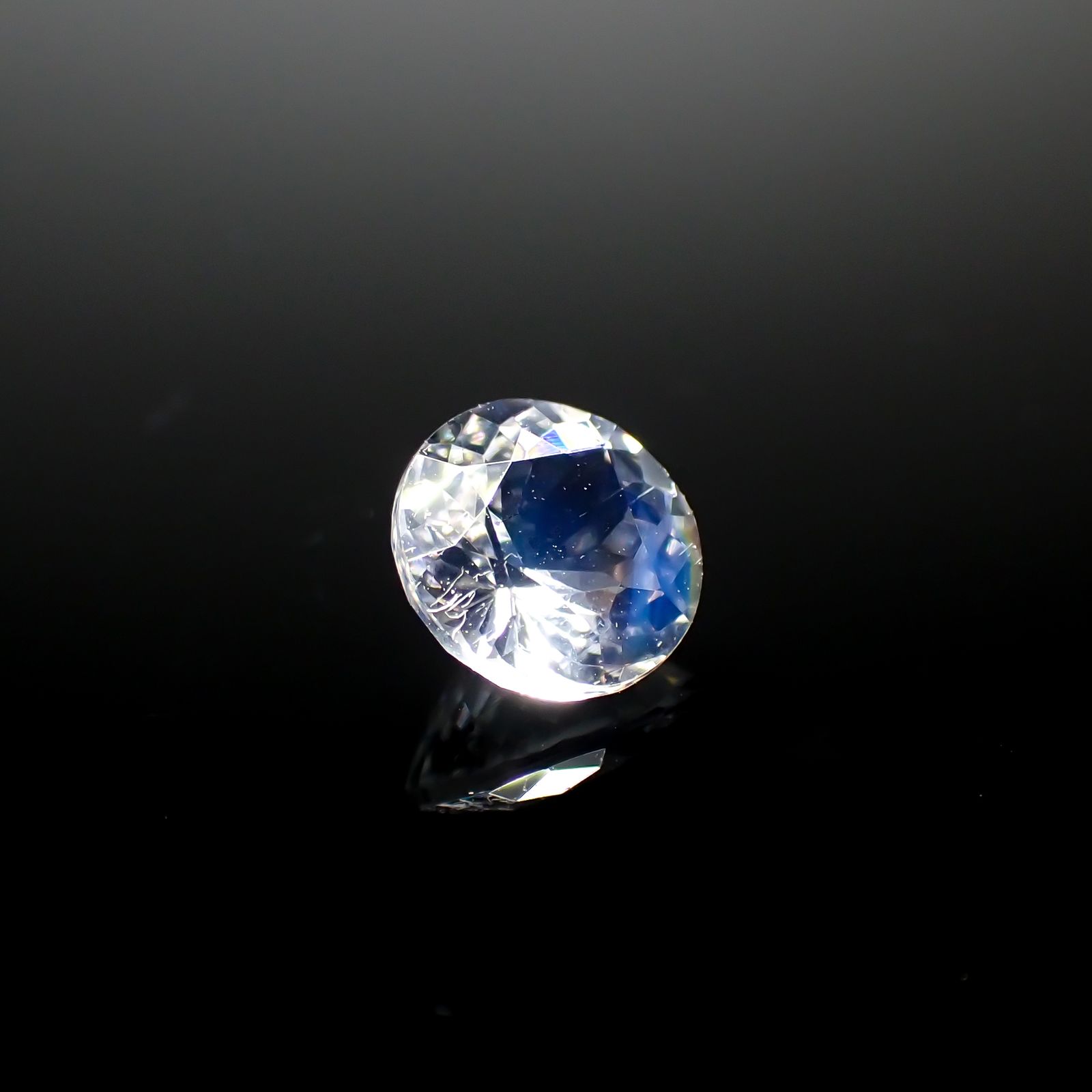 レインボームーンストーン ザンビア産 0.55ct[231224796]5.6x5.6mm前後