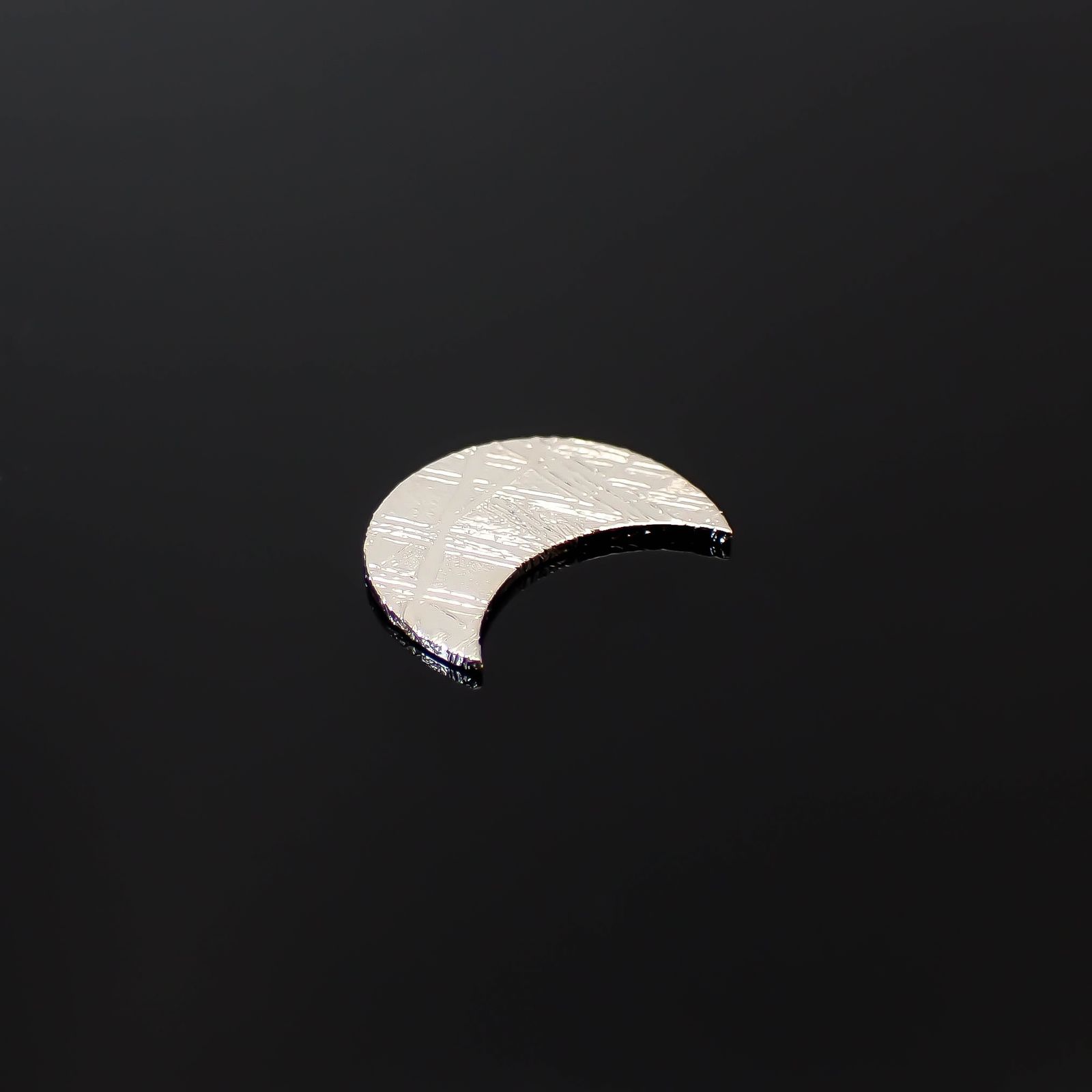 ◇カスタムカット・ムーン◇アルタイ隕石 発見地：中国 0.86ct [250330013]9.9x7.5mm前後