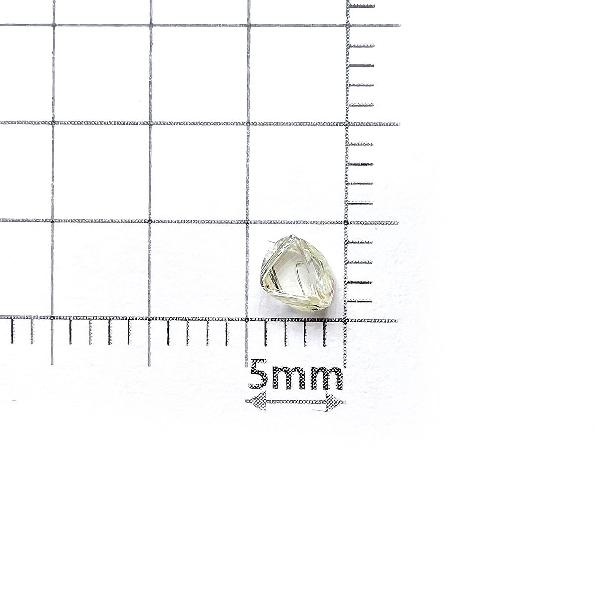 ソーヤブルダイヤモンド 原石(成長丘あり/Growth Hillock) ※通し穴あり(宝石名ダイアモンド) 0.31ct 識別済[230923452]4.3x4.1mm前後
